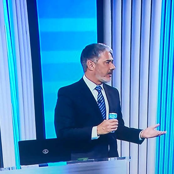 Bridgeslmpw's tweet photo. @thaiscmsantos_ como esquecer esse dia, ou esquece o Willian bonner abrindo a latinha de AGUA https://t.co/hkhx2lixhQ