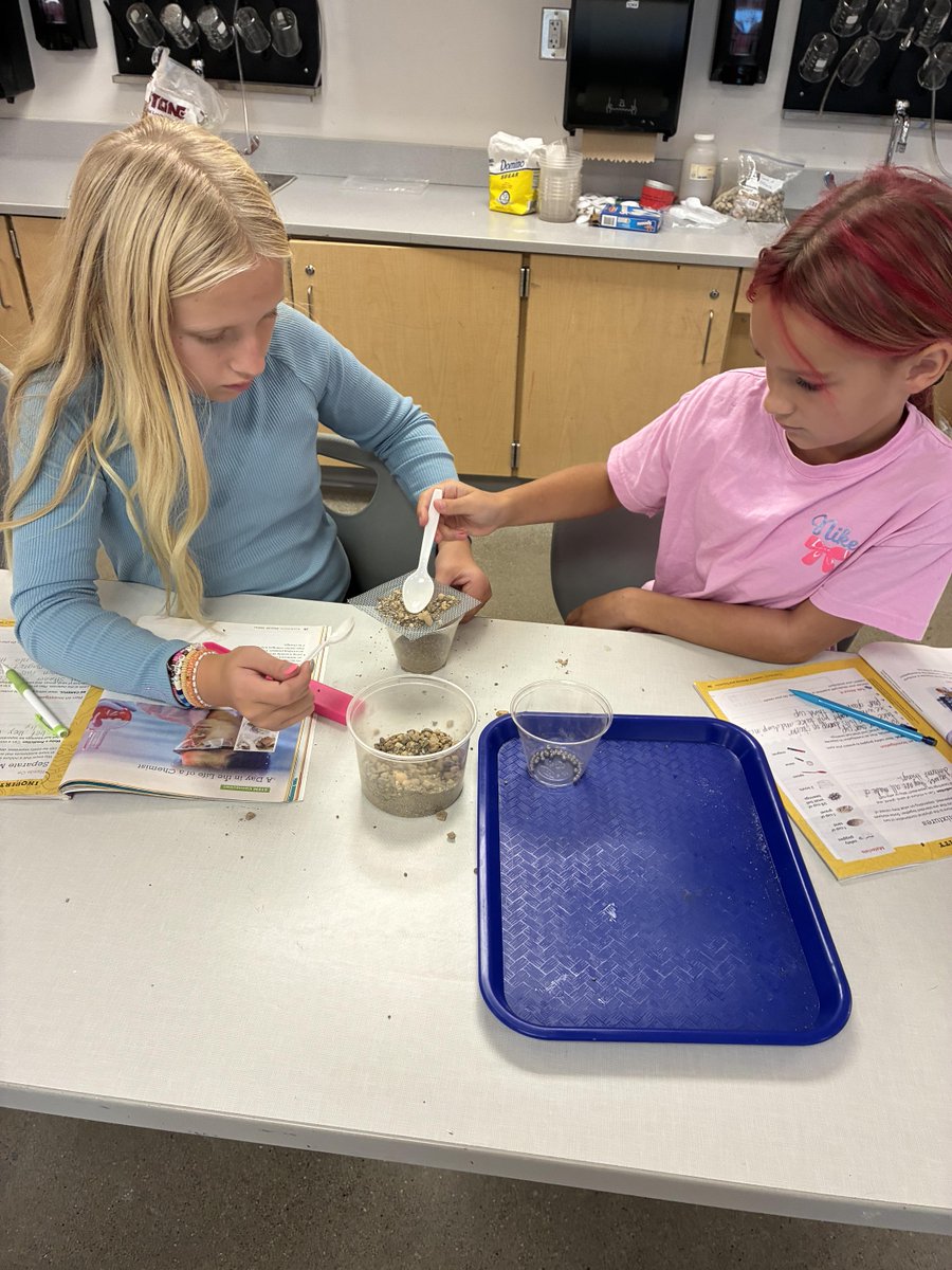 ReadingCSD's tweet photo. 5th grade science conducts an investigation. https://t.co/dG5ttWPkv0 https://t.co/QWwzqDQe7D