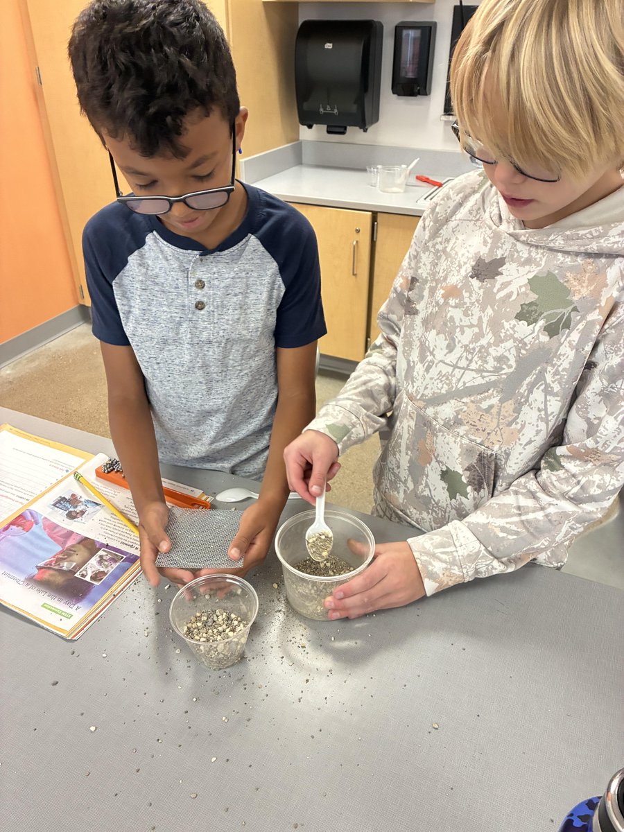 ReadingCSD's tweet photo. 5th grade science conducts an investigation. https://t.co/dG5ttWPkv0 https://t.co/QWwzqDQe7D