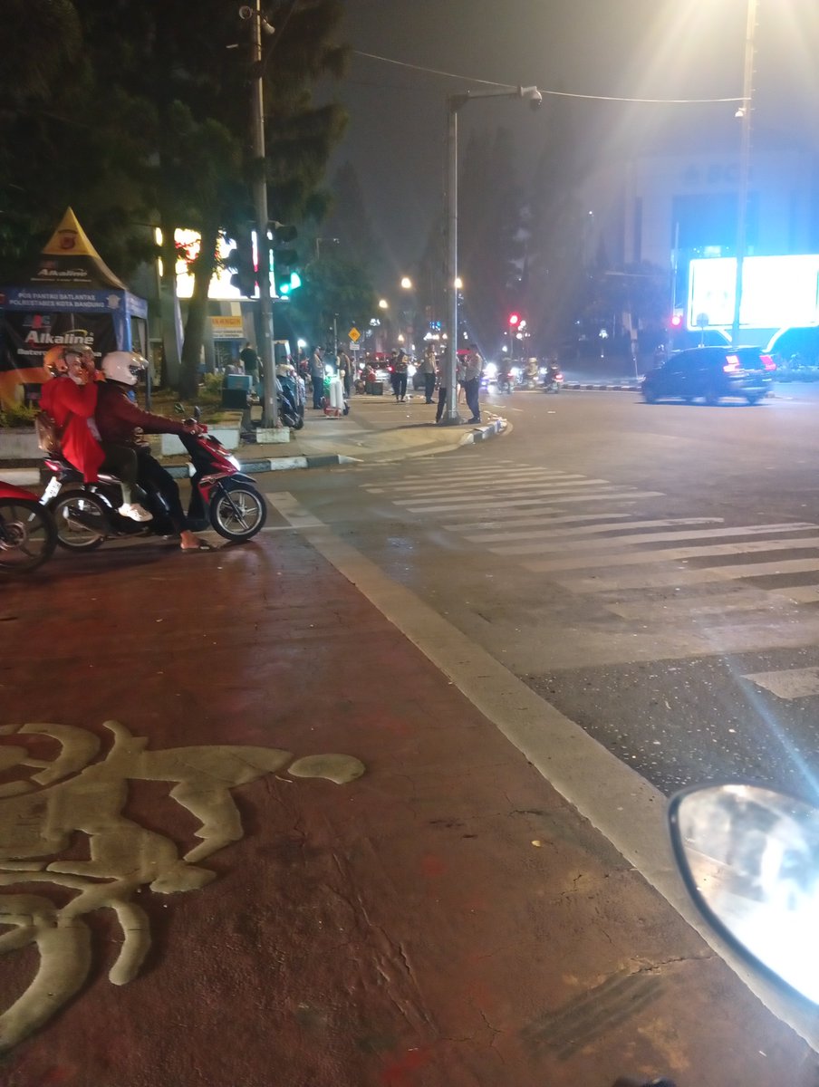 GentaWhite's tweet photo. Tadi pas nga gojek lewat sekitaran baltos-dago-taman flexi loba pisan polisi keur ngajaga naon nya padahal saapal mah ngan aksi memperingati tragedi kanjuruhan eta pun ngan doa bersama dan tabur bunga jeng da moal riweh, tapi naha kuatka penjagaan na siga nu rek aya demo aneh https://t.co/GWD0NbROjF