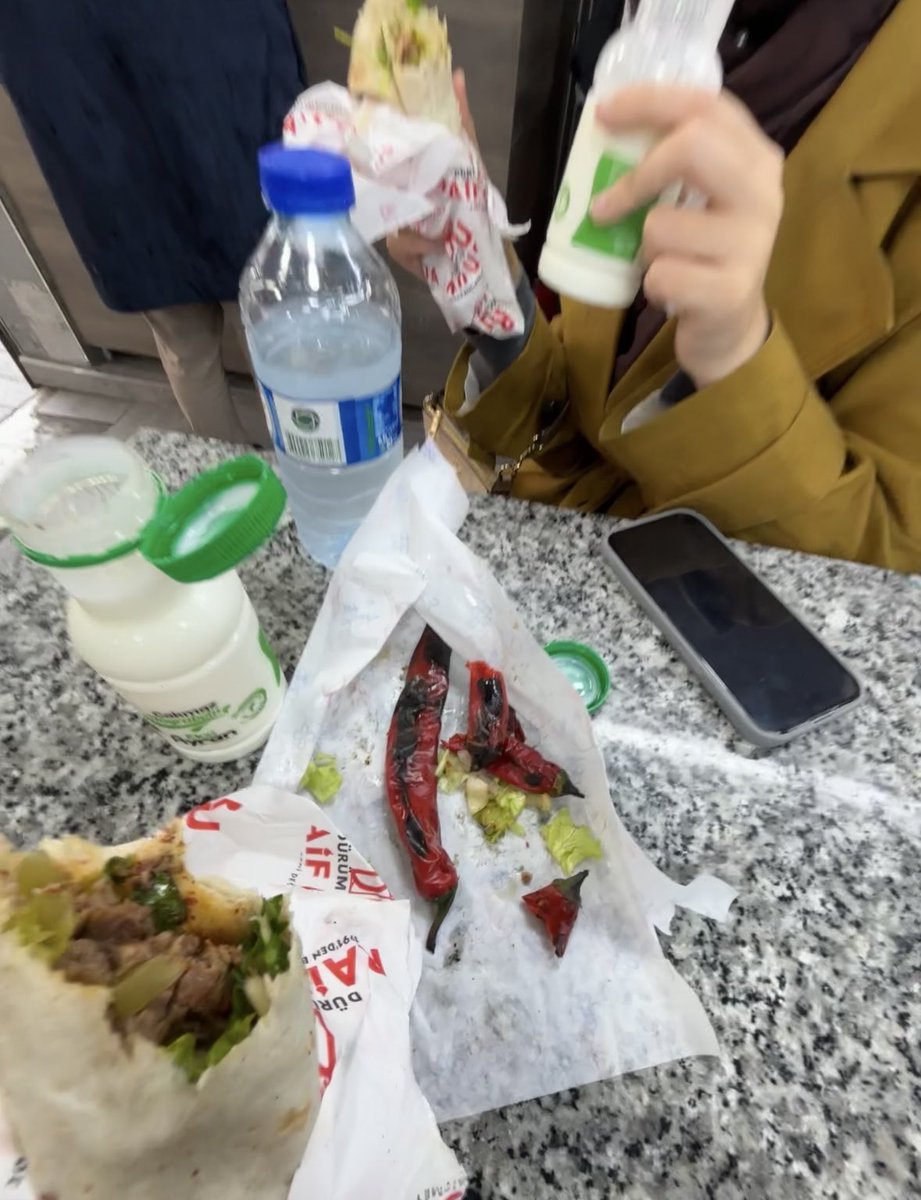 yeterlicidden's tweet photo. raif ustaya geldik birden saganak basladi abi bizi iceri topladi elindeki durumleri de dısarda ıslattı sonra oturun hele suraya alın bunları dedi korkudan bes dk da durumleri yedik ve bana adana yerine urfa getirmis sesimizi cikaramadik ozr dlrm abi https://t.co/NMMisIluBC