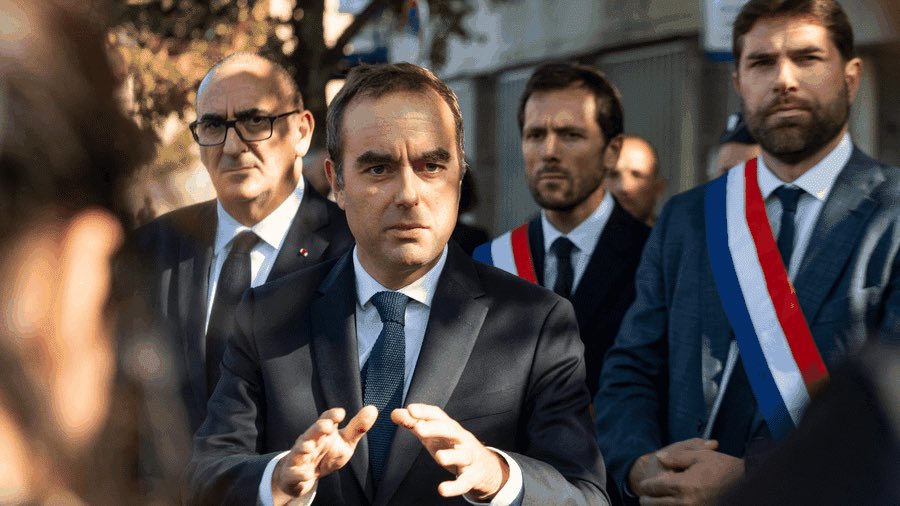 FrontRep's tweet photo. 🇫🇷🚨ALERTE INFO | Le Premier ministre Lecornu demande aux autres membres du Gouvernement D’ANNULER les différents déplacements prévus dans les jours à venir. https://t.co/gY2RarFIzV
