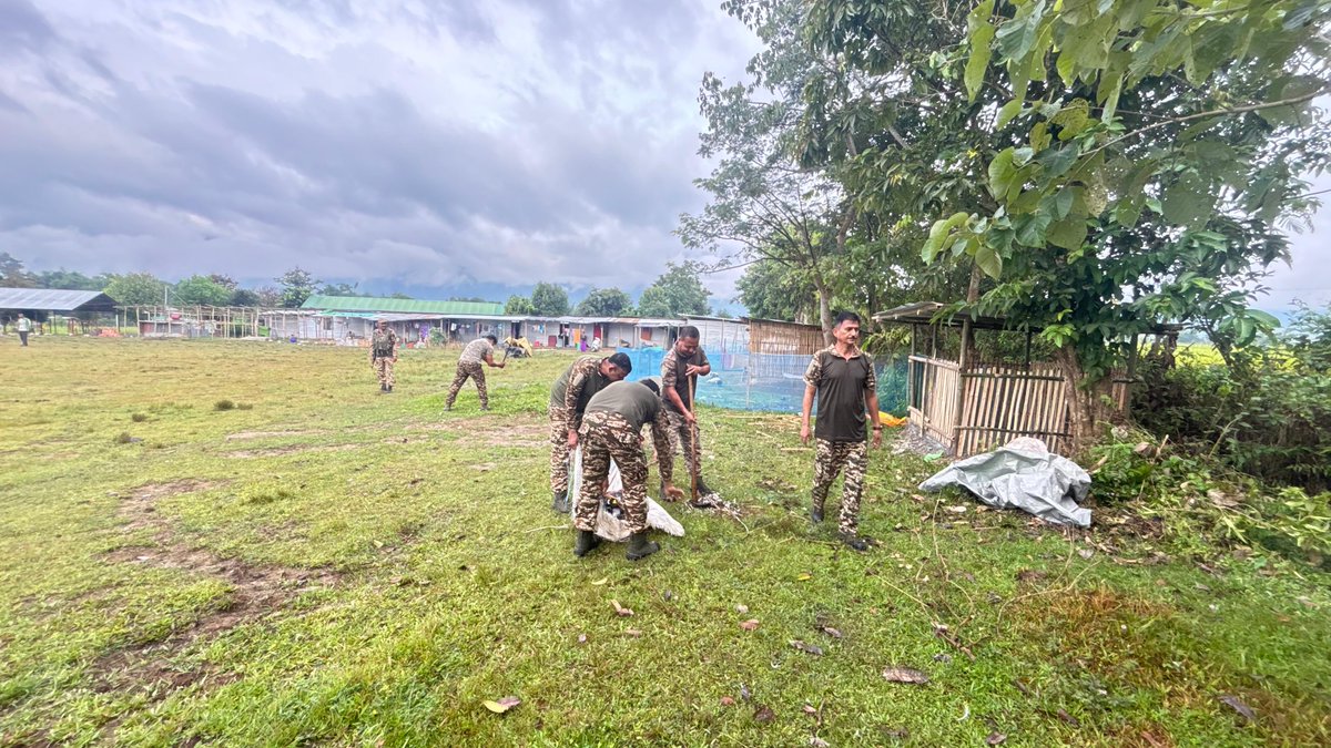 71BNCRPF's tweet photo. Swachhata Hi Seva Campaign 2026
C/71 conducted the “Swachhata Hi Seva Campaign 2026” under the theme “Ek Din, Ek Ghanta, Ek Saath” at Sport Ground along PGC Kumbhi Road.
#SHS2026
#SwachhataHiSeva2026
#MNSector
#Digrangeccpur
#SwachhBharatGov
#SwachhBharat
#MoHUA_India
#MoJSDDWS https://t.co/1B76YAMIHz
