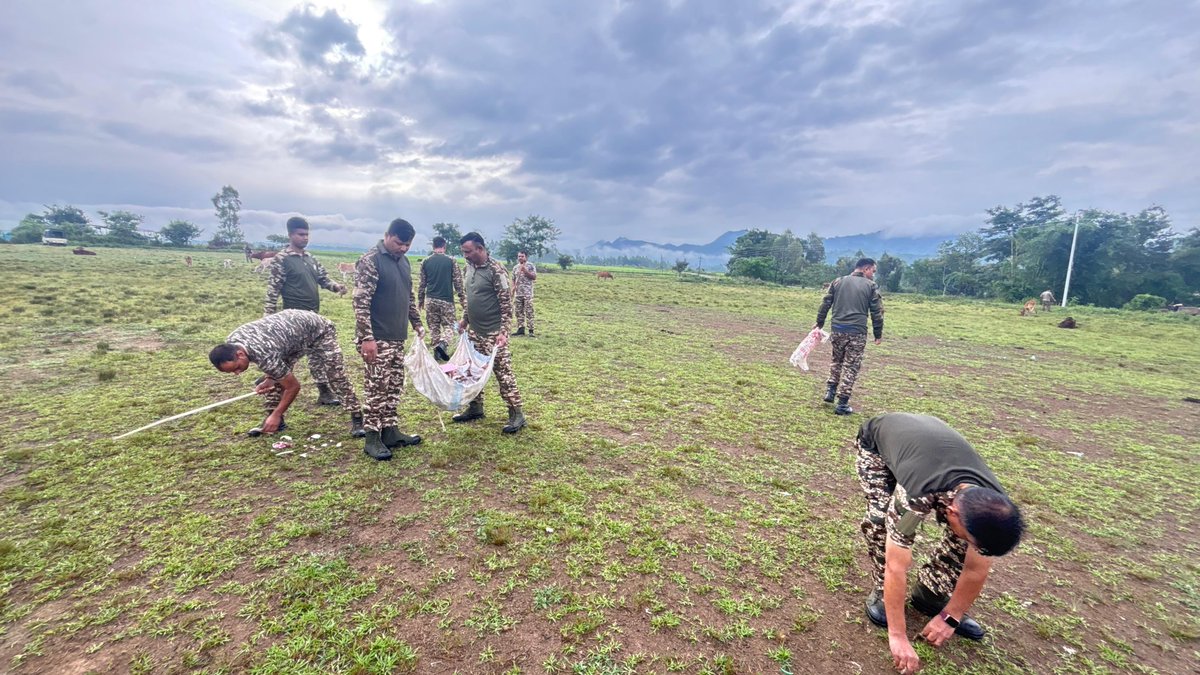 71BNCRPF's tweet photo. Swachhata Hi Seva Campaign 2026
C/71 conducted the “Swachhata Hi Seva Campaign 2026” under the theme “Ek Din, Ek Ghanta, Ek Saath” at Sport Ground along PGC Kumbhi Road.
#SHS2026
#SwachhataHiSeva2026
#MNSector
#Digrangeccpur
#SwachhBharatGov
#SwachhBharat
#MoHUA_India
#MoJSDDWS https://t.co/1B76YAMIHz