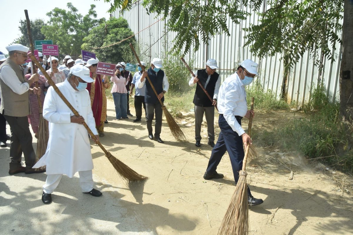 pgcilindia's tweet photo. Under #SwachhataHiSeva2026, POWERGRID organized Swachhata Rally/ Shramdaan Activity "Ek din, Ek ghanta, Ek saath" in Corporate Centre, Gurugram. The occasion was graced by the presence of Prof. Akhtarul Wasey, Padma Shri awardee who joined the movement along with senior management of POWERGRID, to create awareness and sensitivity towards Swachhata.

#EkDinEkGhantaEkSath
#SwachhBharat
#POWERGRID
#SHS2026
#SwachhataHiSeva2026 
@SwachhBharat
@MoHUA_India
@MoJSDDWS
@MinOfPower
@PIB_India