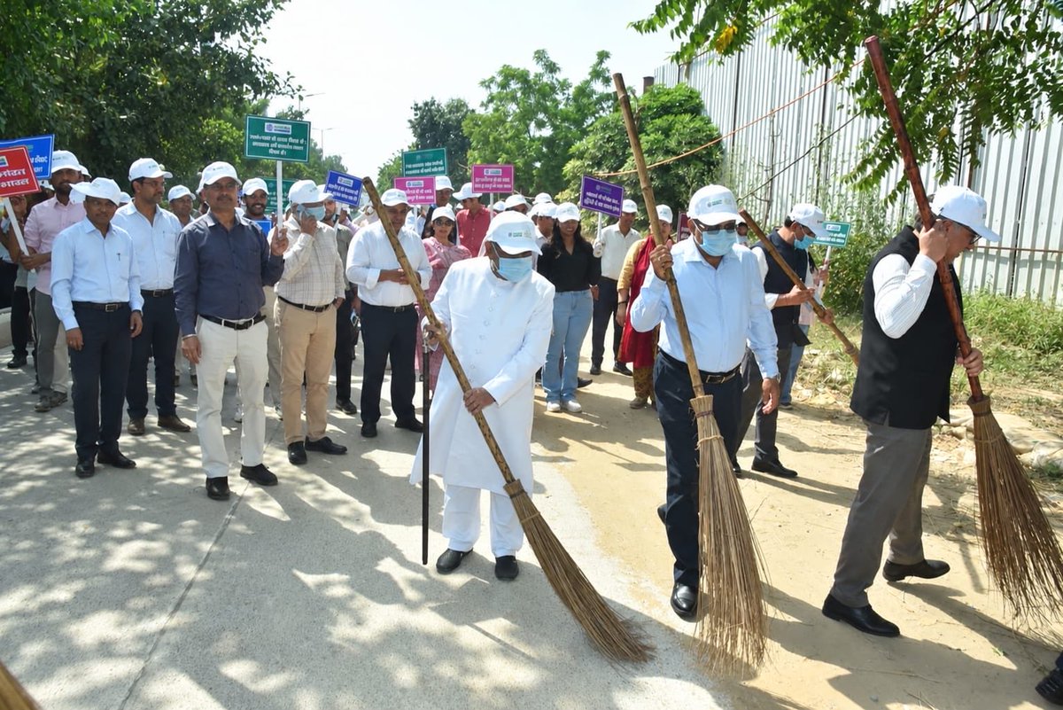 pgcilindia's tweet photo. Under #SwachhataHiSeva2026, POWERGRID organized Swachhata Rally/ Shramdaan Activity "Ek din, Ek ghanta, Ek saath" in Corporate Centre, Gurugram. The occasion was graced by the presence of Prof. Akhtarul Wasey, Padma Shri awardee who joined the movement along with senior management of POWERGRID, to create awareness and sensitivity towards Swachhata.

#EkDinEkGhantaEkSath
#SwachhBharat
#POWERGRID
#SHS2026
#SwachhataHiSeva2026 
@SwachhBharat
@MoHUA_India
@MoJSDDWS
@MinOfPower
@PIB_India