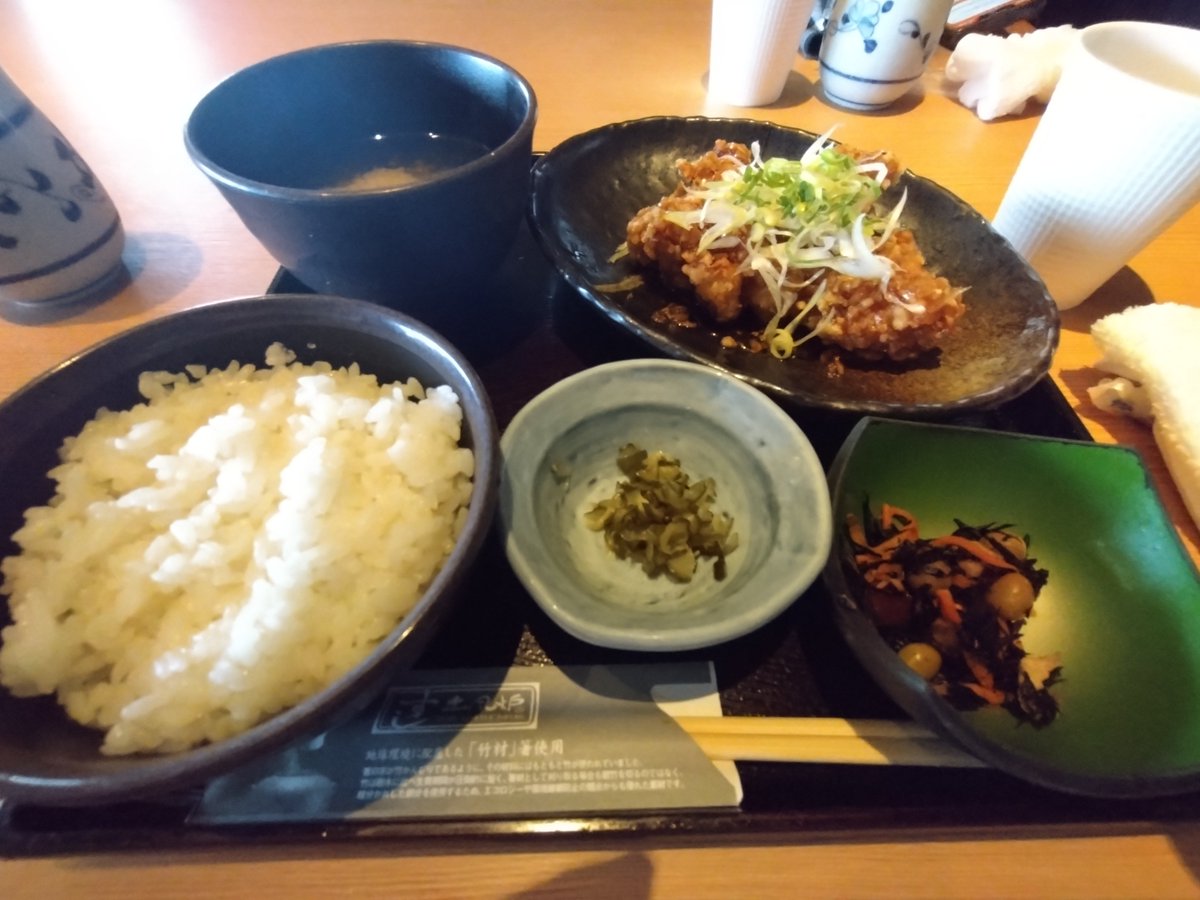 UmaimonH36303's tweet photo. 幕張で絶品ランチ！
サクサクの油淋鶏がジューシーで、白米が止まらない最高の旨さ✨
落ち着いた雰囲気でいただく和食ランチはやっぱり特別だな。
みんなのオススメのランチもコメントで教えてほしい👍
​#すし土風炉
#幕張グルメ
#和食ランチ
#飯テロ https://t.co/Eo5EYAe0jt