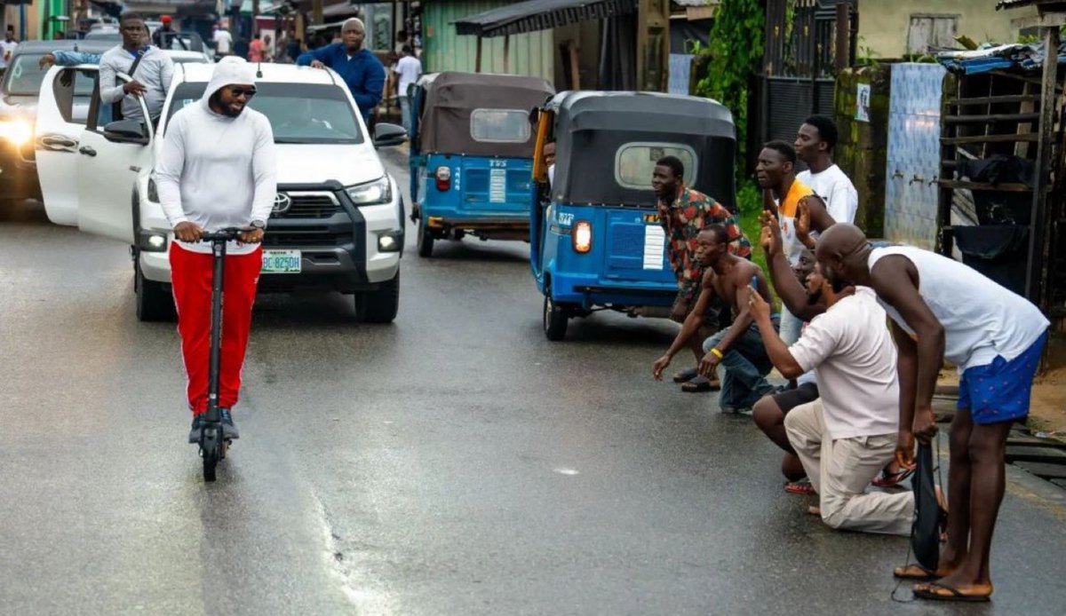 AfricaFirsts's tweet photo. A first class king in Nigeria 🇳🇬 Olu of Warri rode scooter while inspecting his 5th coronation anniversary preparations. https://t.co/w9vvBfN9HB