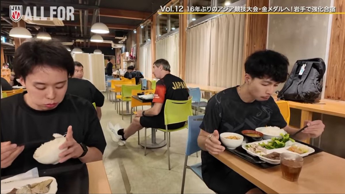 iamtentma's tweet photo. 下川諒もお箸🥢は左利きだった！

というわけで…

・ペン🖋️お箸🥢⇒左手
・運動🏐             ⇒右手

のレアパターンは、現在開催中のアジア大会の出場選手12名中、以下3名が該当！

・後藤陸翔
・河東祐大
・下川諒
https://t.co/YzeidUT4GZ https://t.co/g0OrVqd2cz