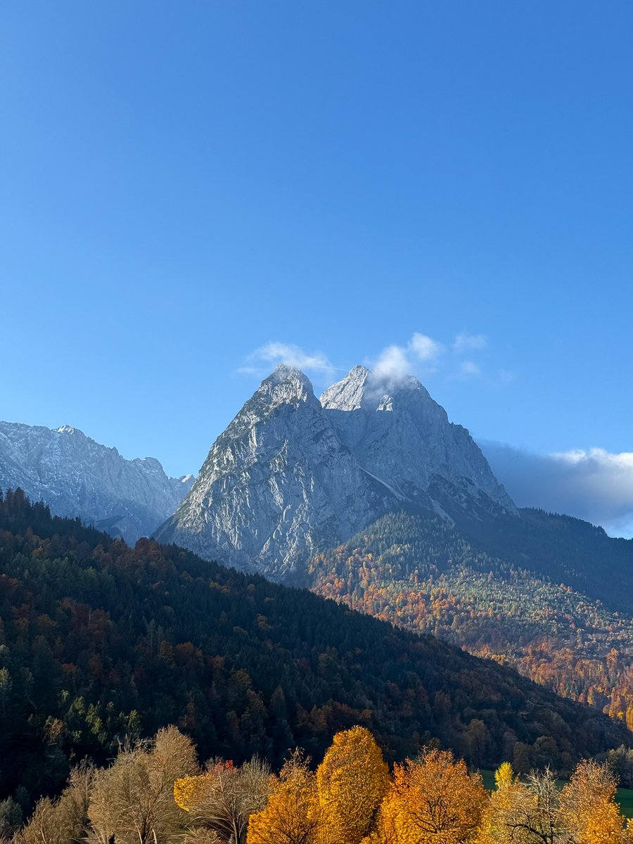 Summer207097's tweet photo. Bergverliebt 🫶🏼⛰️🍁
#garmischpartenkirchen #bergverliebt #allgäu #travel #instatravel #bavaria #bayern #instagood #instagram #hiking #wandern #wanderwoman #hikinggirl #mountains #berge #wanderlust #nature #landscape #landscape_lovers #naturpur https://t.co/fQZl7onfG1