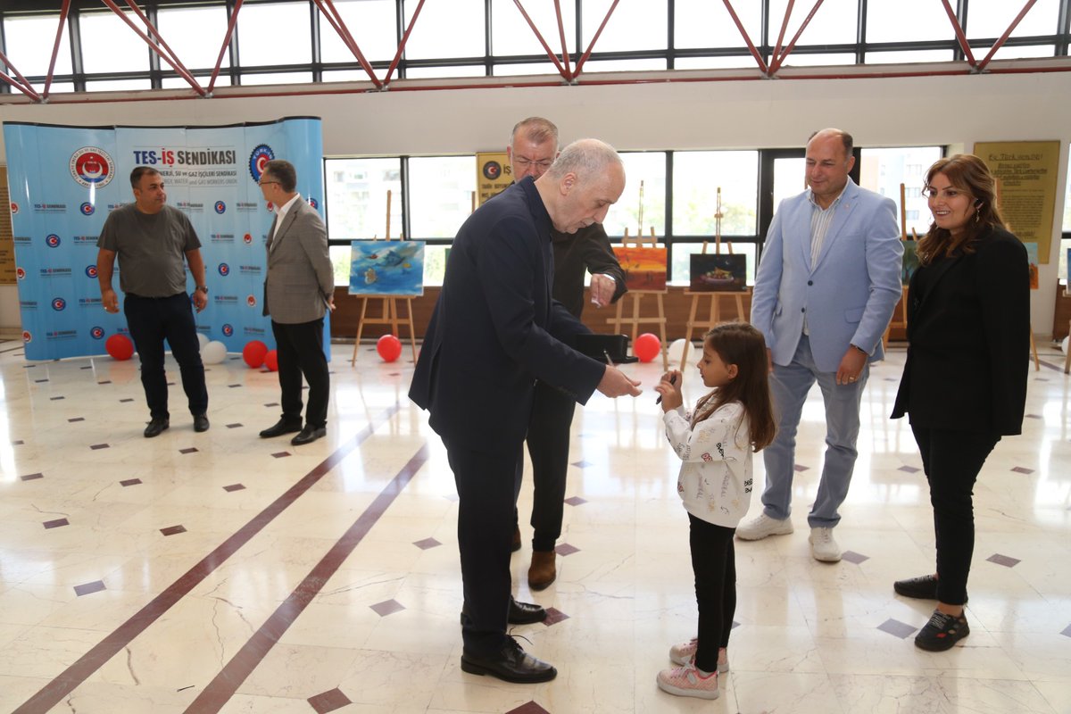 turkiskonf's tweet photo. TÜRK-İŞ GENEL BAŞKANI ERGÜN ATALAY’DAN AYŞE IŞIK’IN SERGİSİNE ZİYARET

Beş yaşında geçirdiği kaza sonucu iki kolunu kaybeden, ancak hayata ve sanata olan tutkusundan vazgeçmeyerek resimlerini ayaklarıyla yapan ressam Ayşe IŞIK’ın eserlerinden oluşan sergi, TES-İŞ Genel Merkezinde sanatseverlerle buluştu.

Sergiyi ziyaret eden TÜRK-İŞ Genel Başkanı Ergün ATALAY, Ayşe IŞIK’ın eserlerini yakından inceleyerek sanat yolculuğu hakkında bilgi aldı.

ATALAY, sanatın ve üretmenin önünde hiçbir engelin olmadığını gösteren değerli ressam Ayşe IŞIK’a bu anlamlı sergi için teşekkür ederek, sanat yolculuğunda başarılarının devamını diledi.

TÜRK-İŞ Genel Başkan Yardımcısı İrfan KABALOĞLU ile Çalışma ve Sosyal Güvenlik Bakan Yardımcısı Ahmet AYDIN tarafından 30 Eylül 2026 Çarşamba günü açılışı gerçekleştirilen sergide, Ayşe IŞIK’ın birbirinden değerli eserleri sanatseverlerin beğenisine sunuldu.

Çok sayıda davetli ve üyelerin katıldığı sergide, Ayşe IŞIK’ın sanat yolculuğu ve ortaya koyduğu eserler büyük beğeni topladı.