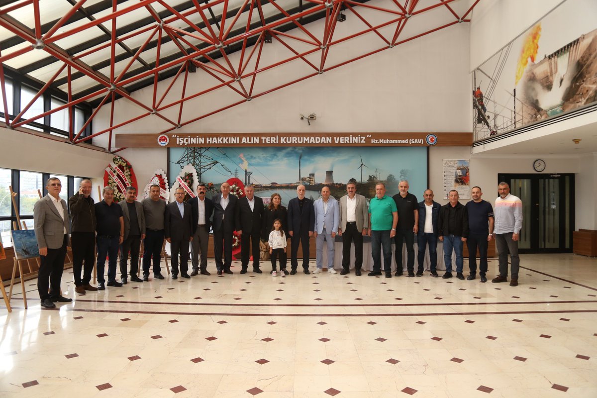 turkiskonf's tweet photo. TÜRK-İŞ GENEL BAŞKANI ERGÜN ATALAY’DAN AYŞE IŞIK’IN SERGİSİNE ZİYARET

Beş yaşında geçirdiği kaza sonucu iki kolunu kaybeden, ancak hayata ve sanata olan tutkusundan vazgeçmeyerek resimlerini ayaklarıyla yapan ressam Ayşe IŞIK’ın eserlerinden oluşan sergi, TES-İŞ Genel Merkezinde sanatseverlerle buluştu.

Sergiyi ziyaret eden TÜRK-İŞ Genel Başkanı Ergün ATALAY, Ayşe IŞIK’ın eserlerini yakından inceleyerek sanat yolculuğu hakkında bilgi aldı.

ATALAY, sanatın ve üretmenin önünde hiçbir engelin olmadığını gösteren değerli ressam Ayşe IŞIK’a bu anlamlı sergi için teşekkür ederek, sanat yolculuğunda başarılarının devamını diledi.

TÜRK-İŞ Genel Başkan Yardımcısı İrfan KABALOĞLU ile Çalışma ve Sosyal Güvenlik Bakan Yardımcısı Ahmet AYDIN tarafından 30 Eylül 2026 Çarşamba günü açılışı gerçekleştirilen sergide, Ayşe IŞIK’ın birbirinden değerli eserleri sanatseverlerin beğenisine sunuldu.

Çok sayıda davetli ve üyelerin katıldığı sergide, Ayşe IŞIK’ın sanat yolculuğu ve ortaya koyduğu eserler büyük beğeni topladı.