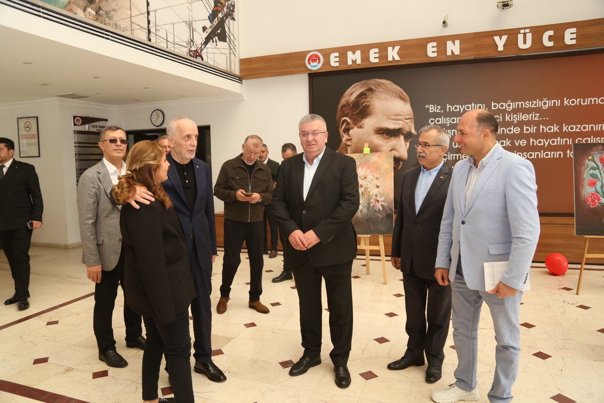 turkiskonf's tweet photo. TÜRK-İŞ GENEL BAŞKANI ERGÜN ATALAY’DAN AYŞE IŞIK’IN SERGİSİNE ZİYARET

Beş yaşında geçirdiği kaza sonucu iki kolunu kaybeden, ancak hayata ve sanata olan tutkusundan vazgeçmeyerek resimlerini ayaklarıyla yapan ressam Ayşe IŞIK’ın eserlerinden oluşan sergi, TES-İŞ Genel Merkezinde sanatseverlerle buluştu.

Sergiyi ziyaret eden TÜRK-İŞ Genel Başkanı Ergün ATALAY, Ayşe IŞIK’ın eserlerini yakından inceleyerek sanat yolculuğu hakkında bilgi aldı.

ATALAY, sanatın ve üretmenin önünde hiçbir engelin olmadığını gösteren değerli ressam Ayşe IŞIK’a bu anlamlı sergi için teşekkür ederek, sanat yolculuğunda başarılarının devamını diledi.

TÜRK-İŞ Genel Başkan Yardımcısı İrfan KABALOĞLU ile Çalışma ve Sosyal Güvenlik Bakan Yardımcısı Ahmet AYDIN tarafından 30 Eylül 2026 Çarşamba günü açılışı gerçekleştirilen sergide, Ayşe IŞIK’ın birbirinden değerli eserleri sanatseverlerin beğenisine sunuldu.

Çok sayıda davetli ve üyelerin katıldığı sergide, Ayşe IŞIK’ın sanat yolculuğu ve ortaya koyduğu eserler büyük beğeni topladı.