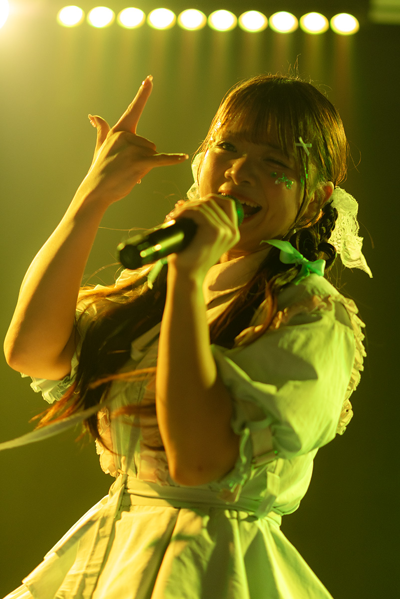 studiomopic's tweet photo. 推しの女神 ≪ 焦点距離85㎜の彼女 ≫　#70

1.8で撮るってソコソコな距離の保てるライブステージでは割りと有効な明るさ。ピントの合う範囲が狭いので背景も処理しやすいですよね。
共演者がいても誰を撮ったかがはっきりわかるのも明るいレンズの特徴でしょう。
最近は照明が明るくなってきましたが、暗いときとの露出の差が激しくなってきたので、難しいと思っている人もいいでしょうね

LiVREAL　木ノ瀬ゆい

2026.9.30　GOTANDA G2 
spiralira　定期公演🌸咲く咲く! 開花宣言 vol.1🌸

動きの激しい木ノ瀬ゆいさんはいっけんして開放値での撮影難しいかなって思うかもしれませんが大丈夫です。
適度な距離で使用する85mmはピントがスッと会いやすいです（カメラボディにもよるかもですが）とても扱いやすいかも知れません。
私のホントの推しレンズが105mm microNIKKORなんですけどね。ただこのレンズはマクロ撮影用なのでちょっと苦手な被写体かも知れません。

LiVREAL【リブリアル】@LiVREALofficial 
spiralia【スピラリア】@spiralia_info 

#spiralia_ShiningStart #ShiningStart #spiralia_info #spiralia #スピラリア #木ノ瀬のこの指とまれ