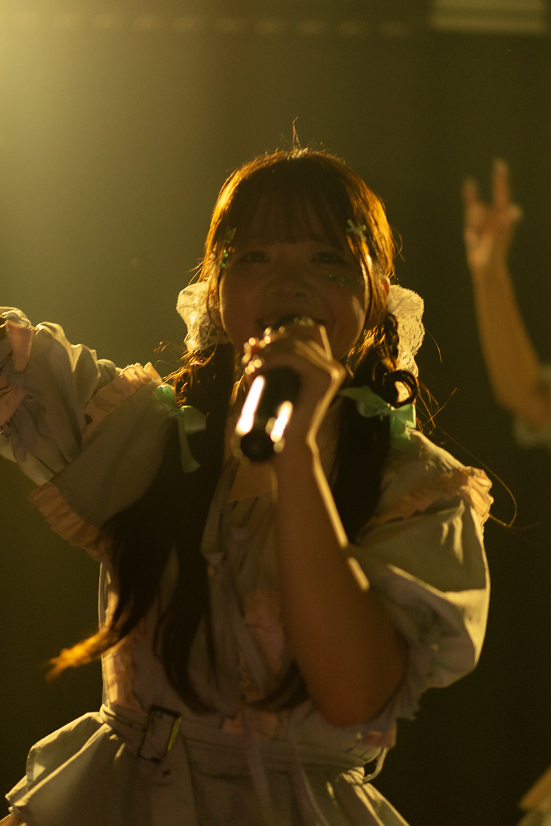 studiomopic's tweet photo. 推しの女神 ≪ 焦点距離85㎜の彼女 ≫　#70

1.8で撮るってソコソコな距離の保てるライブステージでは割りと有効な明るさ。ピントの合う範囲が狭いので背景も処理しやすいですよね。
共演者がいても誰を撮ったかがはっきりわかるのも明るいレンズの特徴でしょう。
最近は照明が明るくなってきましたが、暗いときとの露出の差が激しくなってきたので、難しいと思っている人もいいでしょうね

LiVREAL　木ノ瀬ゆい

2026.9.30　GOTANDA G2 
spiralira　定期公演🌸咲く咲く! 開花宣言 vol.1🌸

動きの激しい木ノ瀬ゆいさんはいっけんして開放値での撮影難しいかなって思うかもしれませんが大丈夫です。
適度な距離で使用する85mmはピントがスッと会いやすいです（カメラボディにもよるかもですが）とても扱いやすいかも知れません。
私のホントの推しレンズが105mm microNIKKORなんですけどね。ただこのレンズはマクロ撮影用なのでちょっと苦手な被写体かも知れません。

LiVREAL【リブリアル】@LiVREALofficial 
spiralia【スピラリア】@spiralia_info 

#spiralia_ShiningStart #ShiningStart #spiralia_info #spiralia #スピラリア #木ノ瀬のこの指とまれ