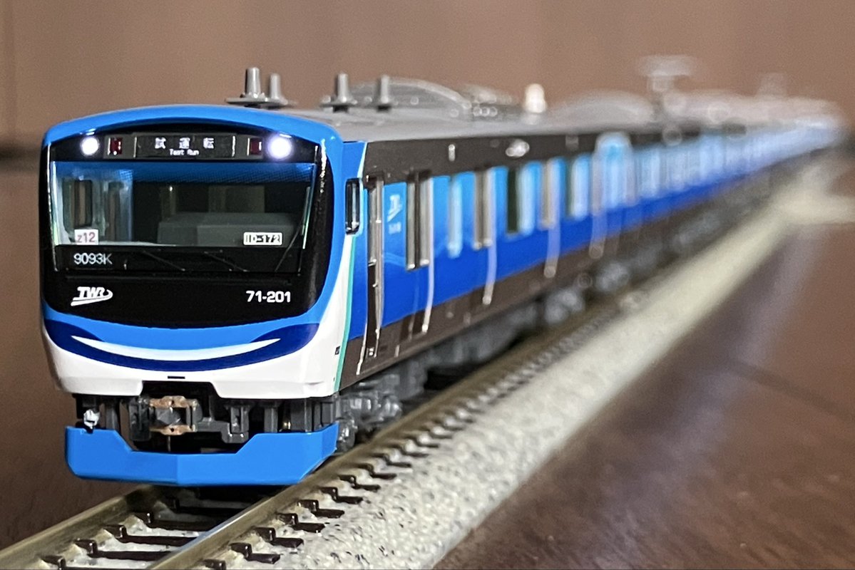 ma_ru_go's tweet photo. 71-000形デビュー1周年

営業入ってから最初に見たのは1枚目の10月5日でしたが、まさかの3種並びで興奮した思い出…
爽やかかつ鮮やかなデザインなので、置き換え期間も楽しませてもらってます

これからもよろしく！ https://t.co/O3OytNFyuu