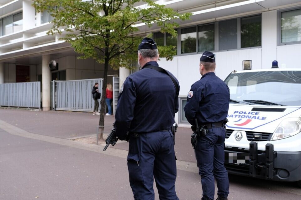 humanite_fr's tweet photo. « Tu as beau être élu, tu es une merde comme les autres. » Avant de frapper un conseiller municipal PCF, le policier annonce la couleur

🔴 Suivez en direct l’acte 2 du mouvement des lycéens

➡️ https://t.co/H6SQ31kDtN https://t.co/qmWSJJx1Ug