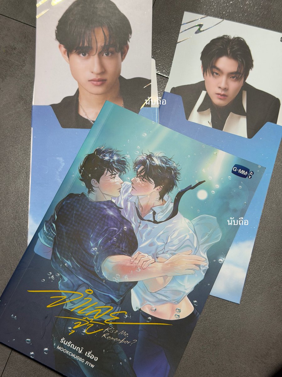 bodybenzkit's tweet photo. #KissMeRemember #BarcodeKin 

— Recap นิยายจุ๊บ (ไม่สปอย) 
อย่างแรกดีใจที่บาร์โค้ดคินได้เล่นซีรีส์เรื่องนี้อ่านนิยายจบแล้วเห็นภาพชัดขึ้นจาก Pilot เยอะมาก อ่านแล้วขนลุกหลายรอบเพราะภาษาเขียนสวย เปรียบเปรยแต่ละเหตุการณ์ได้น่ามหัศจรรย์งะ ขอชื่นชมนักเขียนนะคะ ชอบมากค่ะ เล่มนี้ขายความจริงใจของตัวละครทุกคนในเรื่อง เส้นเรื่องมีความเป็นมนุษย์สูงมากๆ แต่ละตัวละครมีเรื่องราวของตัวเอง 

มีครบทุกอารมณ์ สนุก มีความสุข เศร้า พัง ผิดหวัง สมหวัง เป็นการอ่านนิยายที่สนุกมากชั้นหยุดอ่านไม่ได้ นึกว่าขึ้นรถไฟเหาะ โ��ตรตื่นเต้นกับซีรีส์เลยอ่ะ เหมือนเราได้เจอทีมงานที่ตั้งใจทำงานผลิตผลงานดีๆออกมาให้เราได้เสพ เชื่อว่าใครได้เปิดใจมาลองอ่านจะชอบแบบที่เราชอบ 

น้องจุ๊บปังๆแมสๆๆ เพี้ยง ! 🕯️