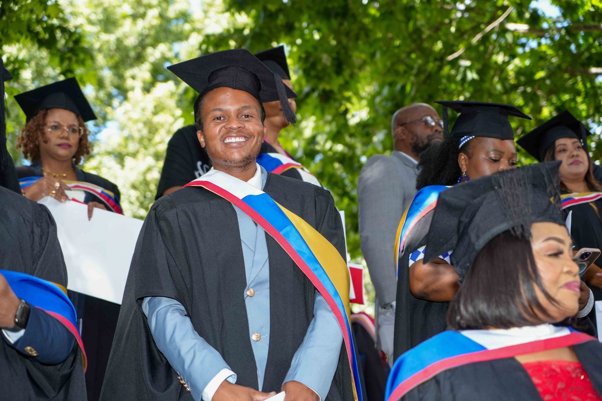 REGENT_BSchool's tweet photo. Proud graduates. Proud moment. Powerful futures ahead. 🎓👏
#RegentBusinessSchool #GraduateSuccess #TeachingDifferently #GraduationVibes #RBSGrad2026 https://t.co/jpcvhTp4BY