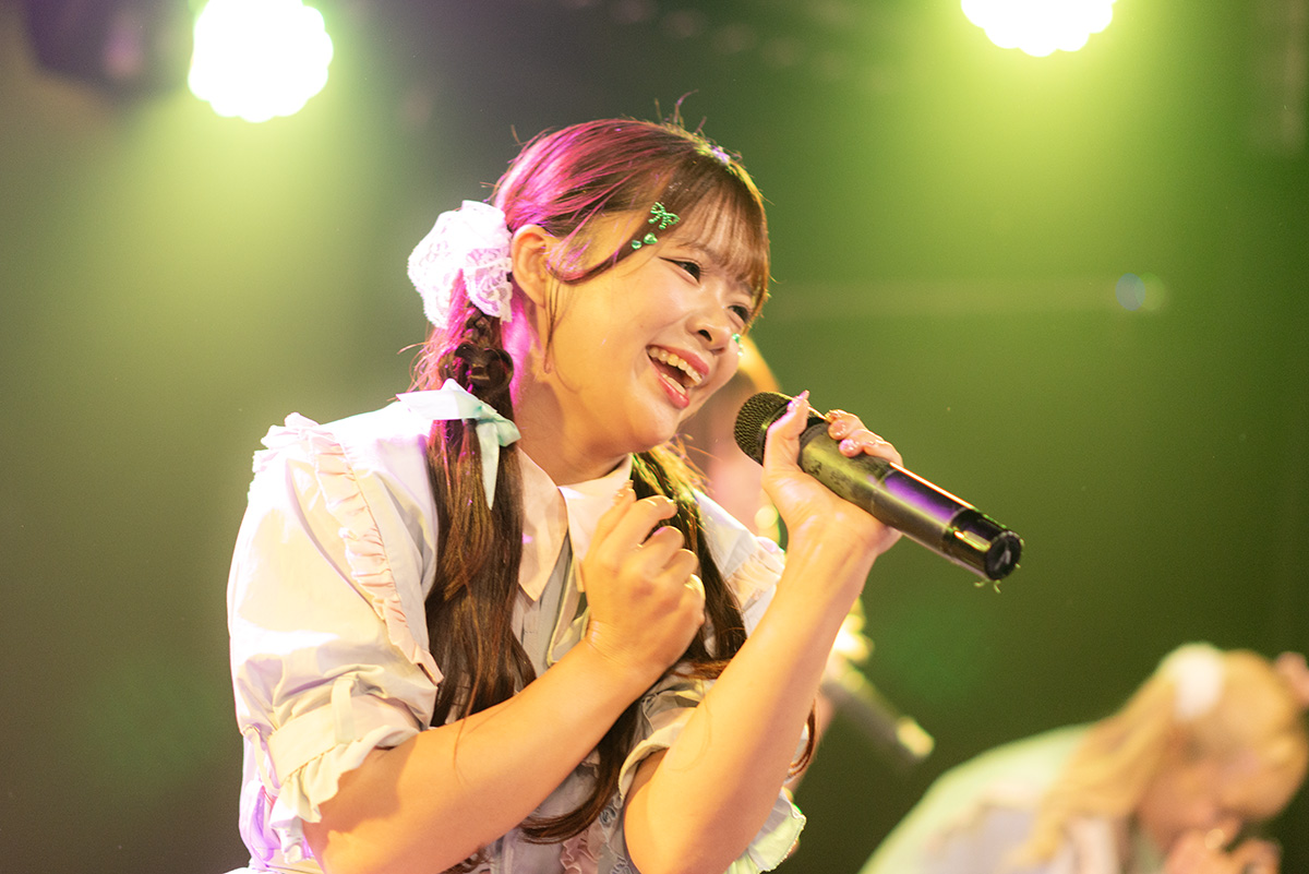 studiomopic's tweet photo. 推しの女神 ≪ 焦点距離85㎜の彼女 ≫　#70

1.8で撮るってソコソコな距離の保てるライブステージでは割りと有効な明るさ。ピントの合う範囲が狭いので背景も処理しやすいですよね。
共演者がいても誰を撮ったかがはっきりわかるのも明るいレンズの特徴でしょう。
最近は照明が明るくなってきましたが、暗いときとの露出の差が激しくなってきたので、難しいと思っている人もいいでしょうね

LiVREAL　木ノ瀬ゆい

2026.9.30　GOTANDA G2 
spiralira　定期公演🌸咲く咲く! 開花宣言 vol.1🌸

動きの激しい木ノ瀬ゆいさんはいっけんして開放値での撮影難しいかなって思うかもしれませんが大丈夫です。
適度な距離で使用する85mmはピントがスッと会いやすいです（カメラボディにもよるかもですが）とても扱いやすいかも知れません。
私のホントの推しレンズが105mm microNIKKORなんですけどね。ただこのレンズはマクロ撮影用なのでちょっと苦手な被写体かも知れません。

LiVREAL【リブリアル】@LiVREALofficial 
spiralia【スピラリア】@spiralia_info 

#spiralia_ShiningStart #ShiningStart #spiralia_info #spiralia #スピラリア #木ノ瀬のこの指とまれ