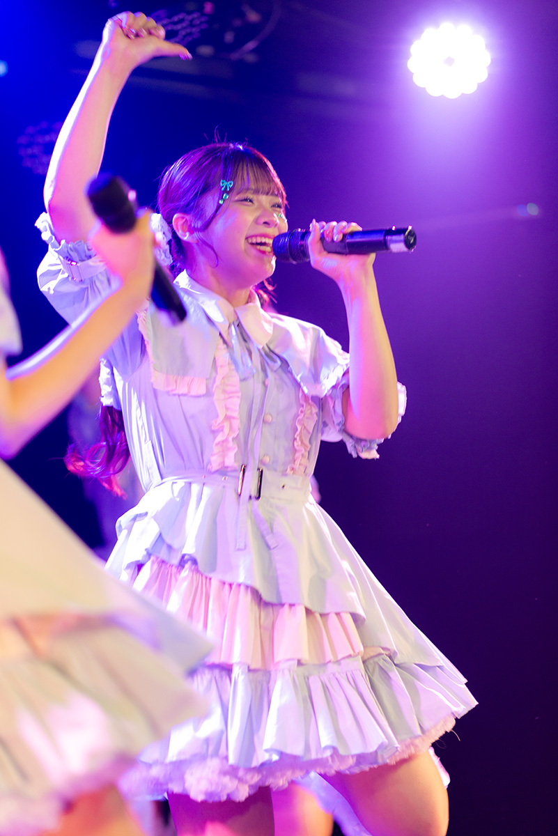 studiomopic's tweet photo. 推しの女神 ≪ 焦点距離85㎜の彼女 ≫　#70

1.8で撮るってソコソコな距離の保てるライブステージでは割りと有効な明るさ。ピントの合う範囲が狭いので背景も処理しやすいですよね。
共演者がいても誰を撮ったかがはっきりわかるのも明るいレンズの特徴でしょう。
最近は照明が明るくなってきましたが、暗いときとの露出の差が激しくなってきたので、難しいと思っている人もいいでしょうね

LiVREAL　木ノ瀬ゆい

2026.9.30　GOTANDA G2 
spiralira　定期公演🌸咲く咲く! 開花宣言 vol.1🌸

動きの激しい木ノ瀬ゆいさんはいっけんして開放値での撮影難しいかなって思うかもしれませんが大丈夫です。
適度な距離で使用する85mmはピントがスッと会いやすいです（カメラボディにもよるかもですが）とても扱いやすいかも知れません。
私のホントの推しレンズが105mm microNIKKORなんですけどね。ただこのレンズはマクロ撮影用なのでちょっと苦手な被写体かも知れません。

LiVREAL【リブリアル】@LiVREALofficial 
spiralia【スピラリア】@spiralia_info 

#spiralia_ShiningStart #ShiningStart #spiralia_info #spiralia #スピラリア #木ノ瀬のこの指とまれ