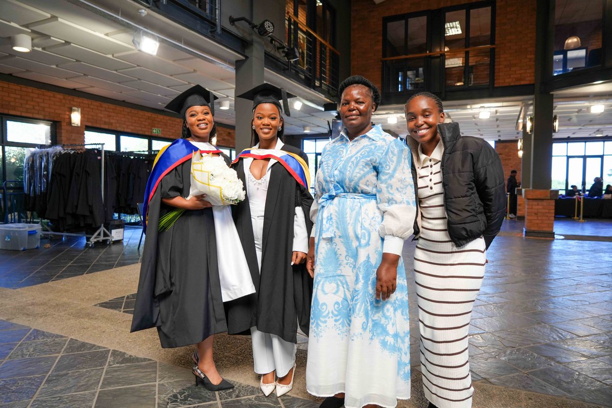 REGENT_BSchool's tweet photo. Proud graduates. Proud moment. Powerful futures ahead. 🎓👏
#RegentBusinessSchool #GraduateSuccess #TeachingDifferently #GraduationVibes #RBSGrad2026 https://t.co/jpcvhTp4BY