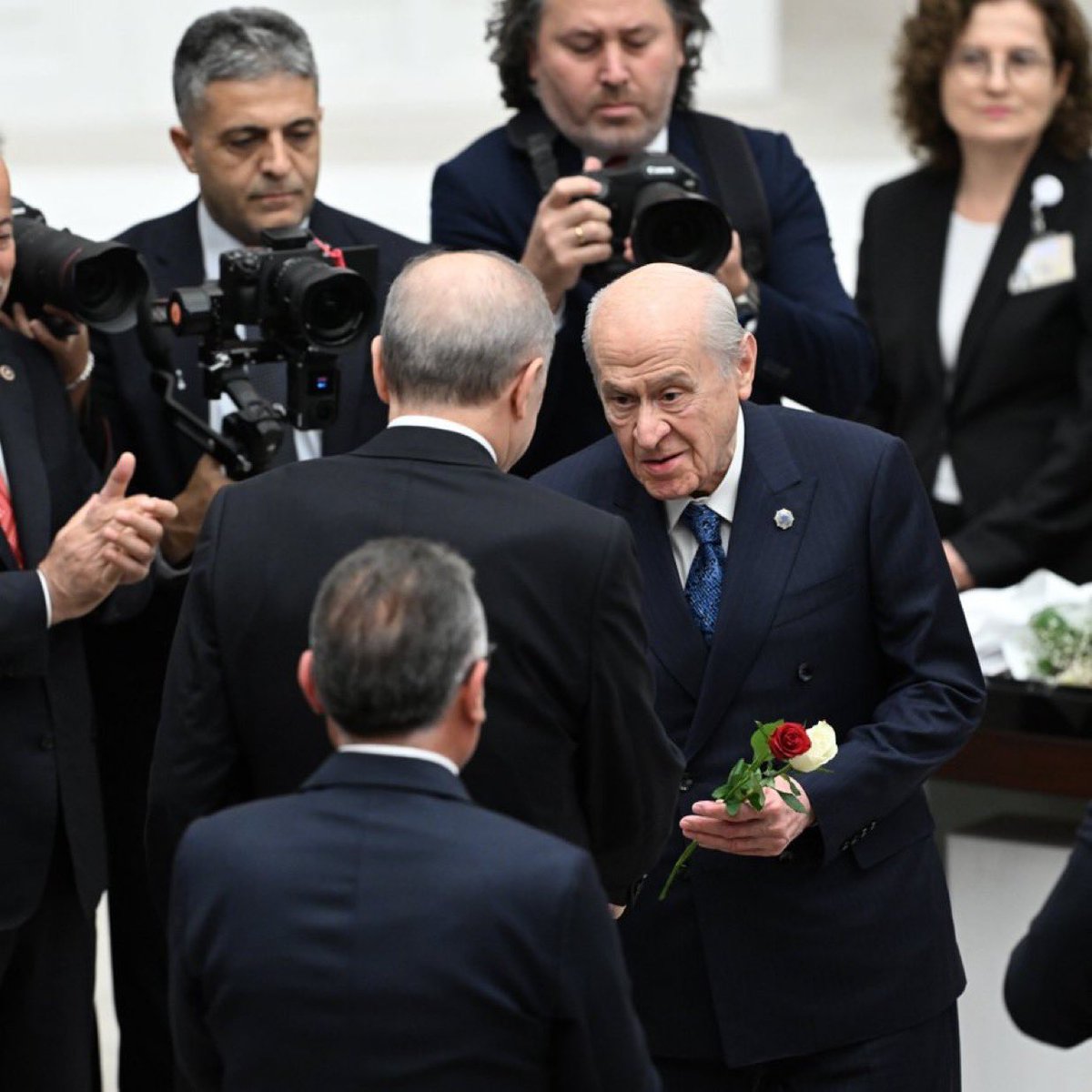 ankaragndm's tweet photo. Devlet Bahçeli'den Cumhurbaşkanı Erdoğan'a kırmızı ve beyaz gül jesti!

TBMM'nin yeni yasama yılı açılışında Genel Kurul'a hitap eden Cumhurbaşkanı Erdoğan, konuşmasında MHP liderine "Terörsüz Türkiye" sürecindeki dik duruşu ve desteği için özel olarak teşekkür etti. https://t.co/sE1vNRV3Y3