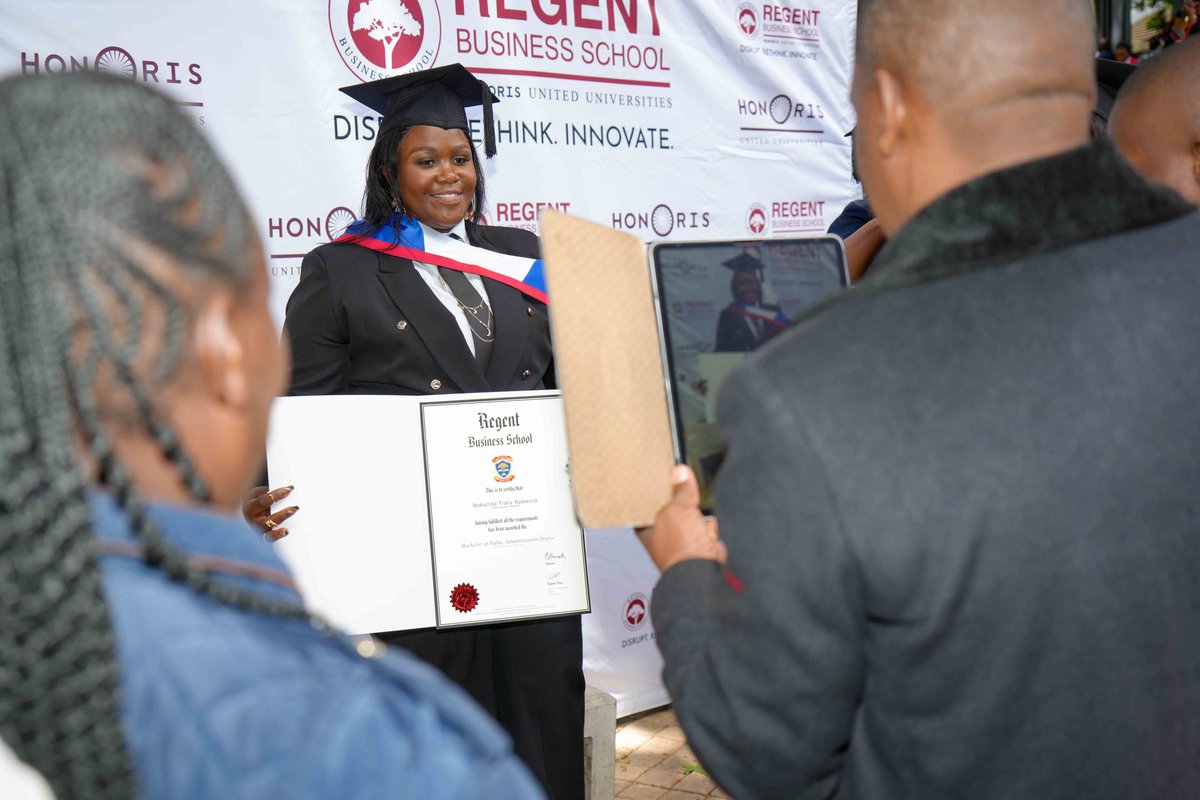 REGENT_BSchool's tweet photo. Proud graduates. Proud moment. Powerful futures ahead. 🎓👏
#RegentBusinessSchool #GraduateSuccess #TeachingDifferently #GraduationVibes #RBSGrad2026 https://t.co/jpcvhTp4BY