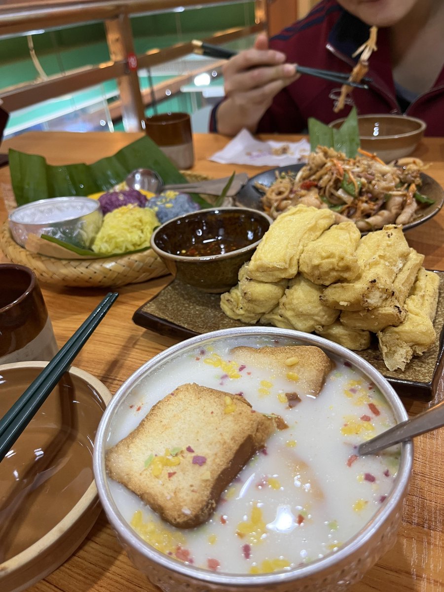 faded_drift_46's tweet photo. Today’s little treat: fresh mango glutinous rice at Gucheng Snack Shop, a perfect pick for afternoon tea! ， https://t.co/PUS6JliI9d