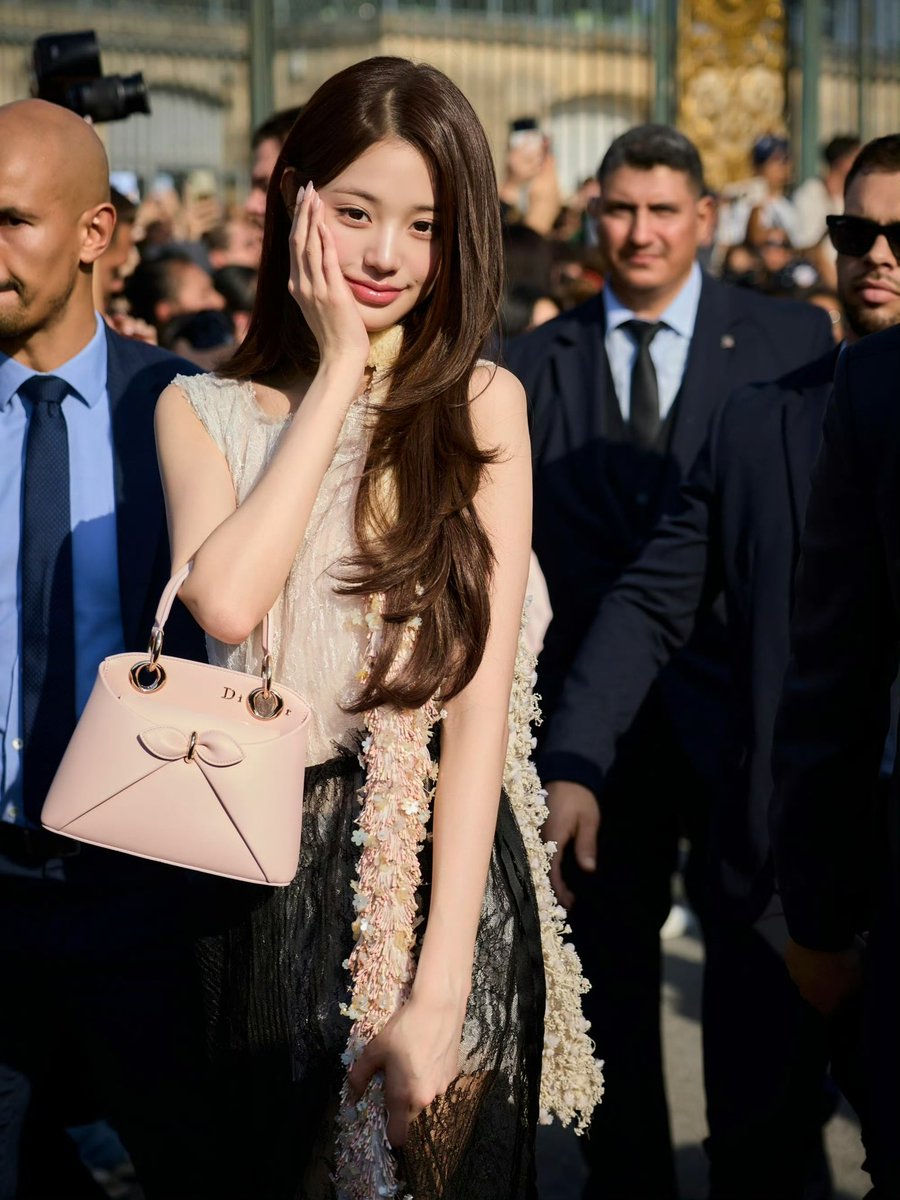 TTlmqi's tweet photo. Wonyoung serves pure main‑character energy throughout the Dior Summer27 event.

WONYOUNG IN DIOR
#WonyoungDiorSummer27
#JANGWONYOUNG
#WONYOUNG
#DiorSummer27 @Dior https://t.co/NFNUpmUUKa