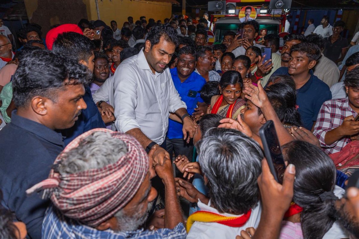 AadhavArjuna's tweet photo. தாராபுரம் சட்டமன்றத் தொகுதி - 'மதச்சார்பற்ற சமூகநீதி வெற்றிக் கூட்டணியின்' வேட்பாளர் திருமதி. சத்தியபாமா அவர்களை ஆதரித்து பிரசாரத்தில் ஈடுபட்டோம்.

பால் உற்பத்தி விவசாயிகளின் நீண்டநாள் கோரிக்கையை நிறைவேற்றும் விதமாகப் பால் கொள்முதல் விலையை உயர்த்தி அறிவித்தது வெற்றித் தலைவர் அவர்கள் தலைமையிலான அரசு. கரும்பு விவசாயிகளுக்கான ஊக்கத்தொகையினை இதுவரை இல்லாத அளவிற்கு உயர்த்தி அறிவித்தோம். 

தமிழக குடும்பங்களில் ஒருவராக அரசு மருத்துவமனைகளில் பிறக்கும் குழந்தைகளுக்கு 'தாய்மாமன் தங்க மோதிரம் திட்டம்', பெண்கள் பாதுகாப்பில் துளியும் சமரசம் இன்றி, பெண்கள் மற்றும் குழந்தைகளுக்கு எதிரான குற்றங்களில் ஈடுபடுபவர்கள் மீது பாரபட்சமற்ற நடவடிக்கை என மக்கள் நலனுக்கான ஆட்சியை வழங்கி வருகிறார் வெற்றித் தலைவர்.

ஊழலற்ற நேர்மையான நிர்வாகமும், சாதி, மதத்திற்கு அப்பாற்பட்டு அனைவருக்குமான ஆட்சியும் இன்று நிலைநிறுத்தப்பட்டுள்ளது. தாராபுரம் மற்றும் மதுராந்தகத்தில் நமது வேட்பாளர்கள் அடையும் வெற்றி இதனை மீண்டும் உறுதிப்படுத்தும்.