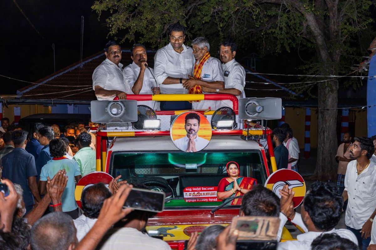 AadhavArjuna's tweet photo. தாராபுரம் சட்டமன்றத் தொகுதி - 'மதச்சார்பற்ற சமூகநீதி வெற்றிக் கூட்டணியின்' வேட்பாளர் திருமதி. சத்தியபாமா அவர்களை ஆதரித்து பிரசாரத்தில் ஈடுபட்டோம்.

பால் உற்பத்தி விவசாயிகளின் நீண்டநாள் கோரிக்கையை நிறைவேற்றும் விதமாகப் பால் கொள்முதல் விலையை உயர்த்தி அறிவித்தது வெற்றித் தலைவர் அவர்கள் தலைமையிலான அரசு. கரும்பு விவசாயிகளுக்கான ஊக்கத்தொகையினை இதுவரை இல்லாத அளவிற்கு உயர்த்தி அறிவித்தோம். 

தமிழக குடும்பங்களில் ஒருவராக அரசு மருத்துவமனைகளில் பிறக்கும் குழந்தைகளுக்கு 'தாய்மாமன் தங்க மோதிரம் திட்டம்', பெண்கள் பாதுகாப்பில் துளியும் சமரசம் இன்றி, பெண்கள் மற்றும் குழந்தைகளுக்கு எதிரான குற்றங்களில் ஈடுபடுபவர்கள் மீது பாரபட்சமற்ற நடவடிக்கை என மக்கள் நலனுக்கான ஆட்சியை வழங்கி வருகிறார் வெற்றித் தலைவர்.

ஊழலற்ற நேர்மையான நிர்வாகமும், சாதி, மதத்திற்கு அப்பாற்பட்டு அனைவருக்குமான ஆட்சியும் இன்று நிலைநிறுத்தப்பட்டுள்ளது. தாராபுரம் மற்றும் மதுராந்தகத்தில் நமது வேட்பாளர்கள் அடையும் வெற்றி இதனை மீண்டும் உறுதிப்படுத்தும்.