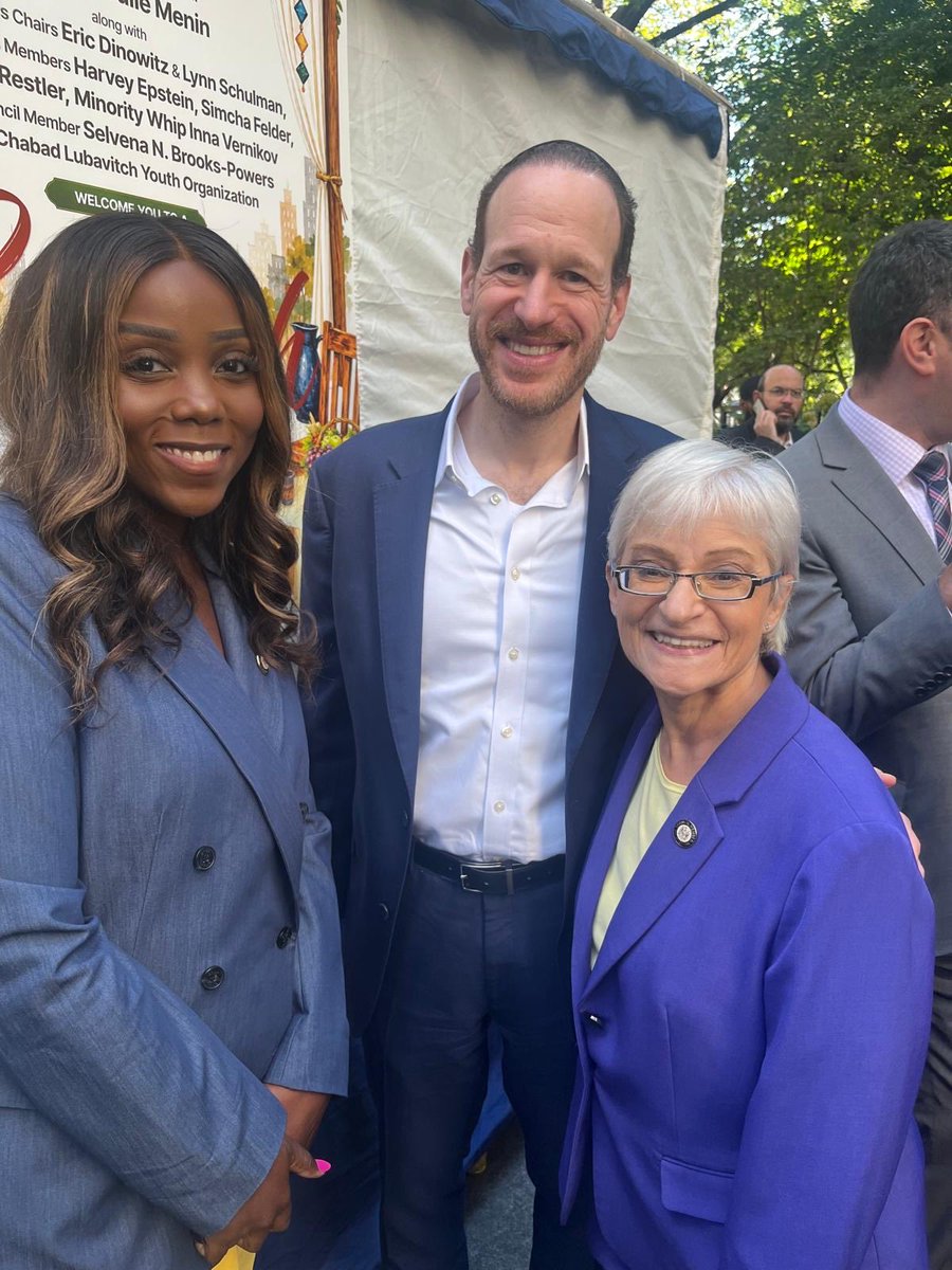 NYCGreenfield's tweet photo. Little know fact: @NYCCouncil hosts their own Sukkah at City Hall! Thanks to @SpeakerMenin + @EricDinowitzNYC + @Lynn4NYC for welcoming all to their Sukkah. 

Congrats to my friends @BPShomrim and @HindyPoupko for being recognized for their work by @LincolnRestler + @FarahNLouis https://t.co/WgMinhLFox