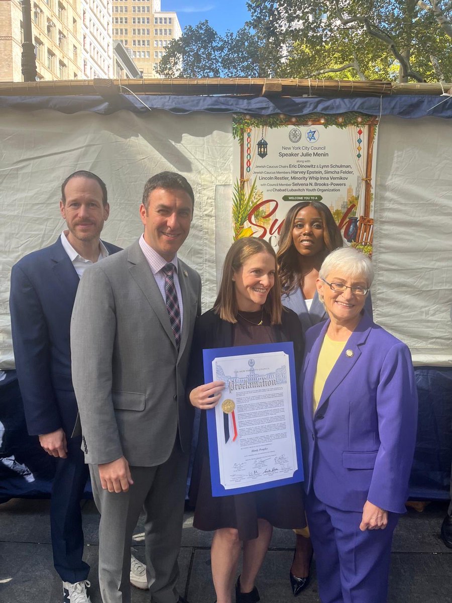 NYCGreenfield's tweet photo. Little know fact: @NYCCouncil hosts their own Sukkah at City Hall! Thanks to @SpeakerMenin + @EricDinowitzNYC + @Lynn4NYC for welcoming all to their Sukkah. 

Congrats to my friends @BPShomrim and @HindyPoupko for being recognized for their work by @LincolnRestler + @FarahNLouis https://t.co/WgMinhLFox