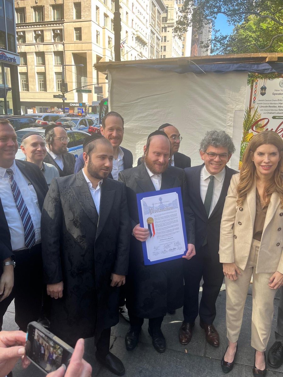 NYCGreenfield's tweet photo. Little know fact: @NYCCouncil hosts their own Sukkah at City Hall! Thanks to @SpeakerMenin + @EricDinowitzNYC + @Lynn4NYC for welcoming all to their Sukkah. 

Congrats to my friends @BPShomrim and @HindyPoupko for being recognized for their work by @LincolnRestler + @FarahNLouis https://t.co/WgMinhLFox