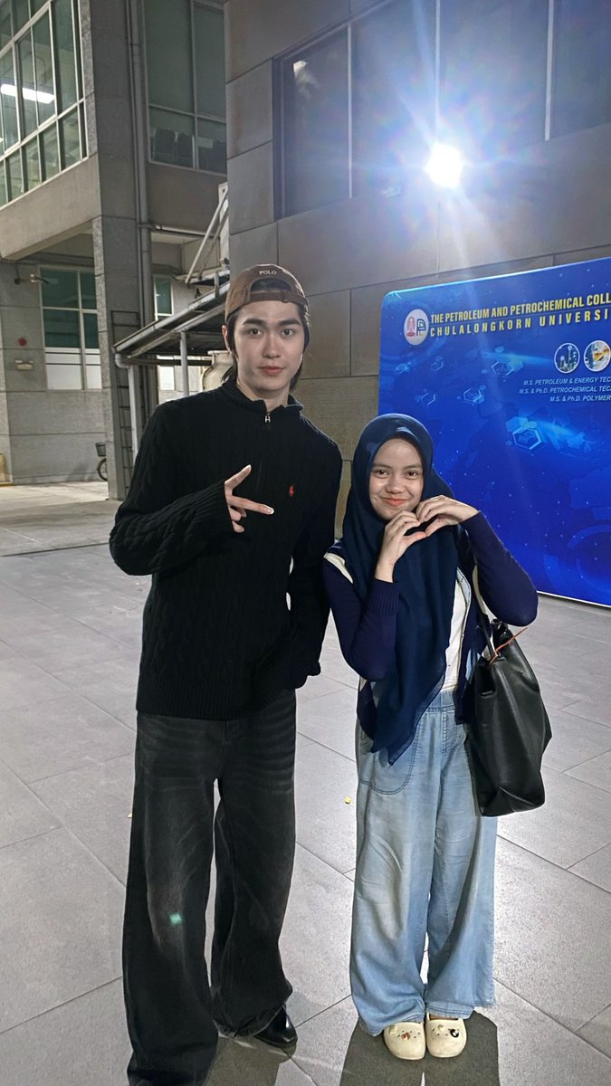 hisisiiii's tweet photo. ketemu phi boom di fakultas akuu 💜 abis dr wisuda sodaranyaa

#besevboom #AouBoom https://t.co/l0DdJwkriR