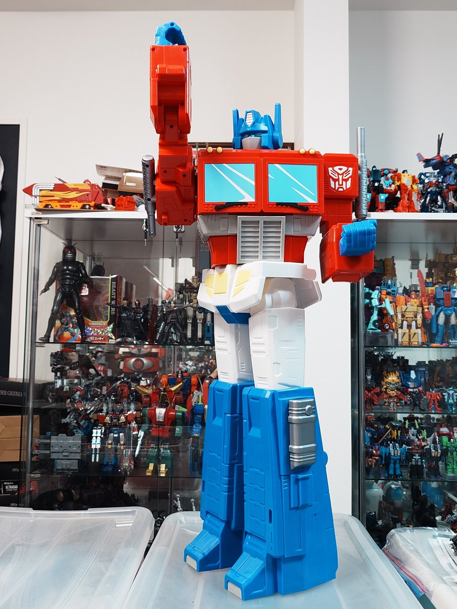 Alfes2010's tweet photo. トランスフォーマー ビッグアクションフィギュア 約80cm

日本ではコストコのみのアイテム。
海外ではターゲット限定で 30インチ 約80cm の 大型フィギュア。
取付け具は足のみカット。手首は余裕を持って外せるので片付ける時に楽です。

#TFTOYの面白さを伝え隊
#トランスフォーマー https://t.co/djCkmTp0o8