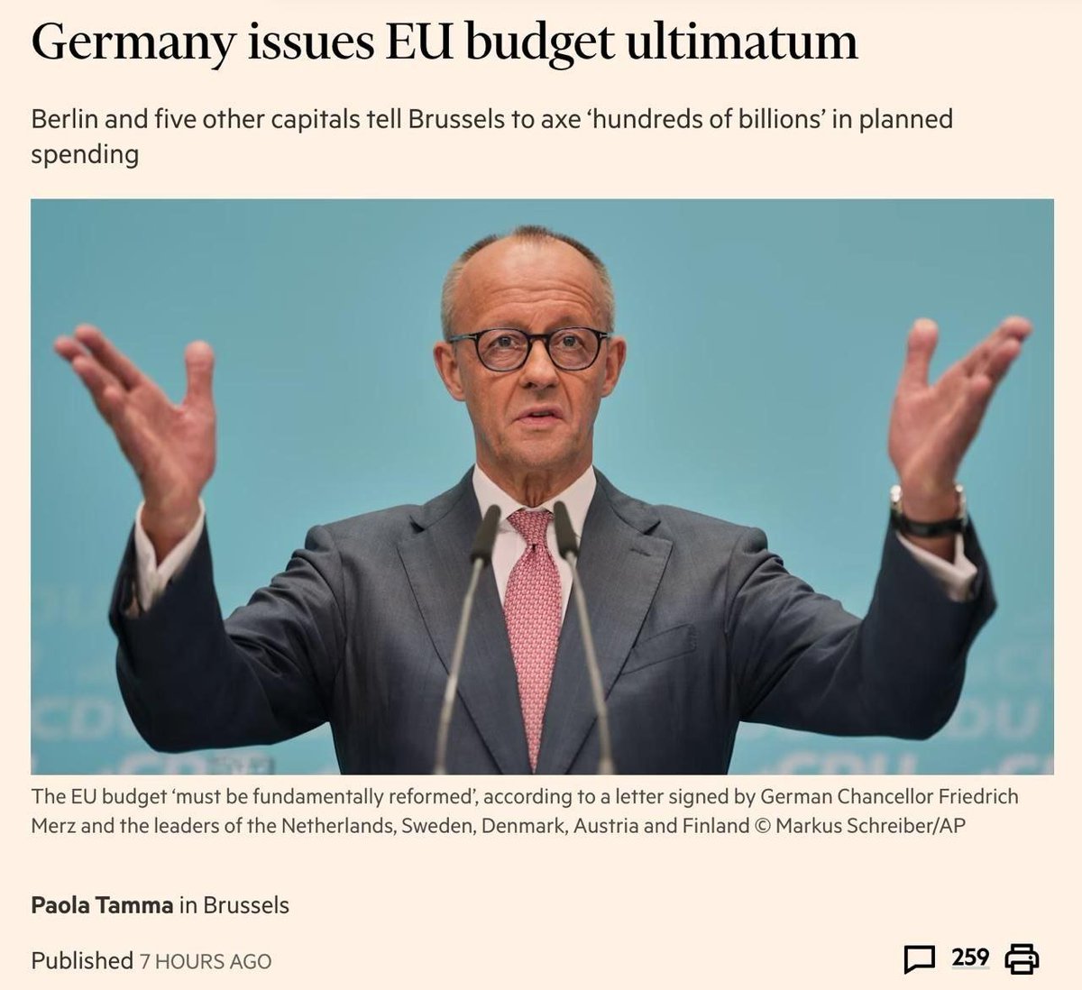 DefenseLVA's tweet photo. 📰 Financial Times: Sešas Eiropas valstis atsakās pieņemt nākamo ES septiņu gadu budžetu, pieprasot samazināt izdevumus par simtiem miljardu eiro un novirzīt papildu līdzekļus militāriem mērķiem

✍️ Aicinājumu parakstījuši Vācijas, Nīderlandes, Zviedrijas, Dānijas, Austrijas un Somijas vadītāji.

Ja budžets netiks samazināts par simtiem miljardu, vienošanās šogad nebūs.

Sešas valstis, kas nodrošina aptuveni 40% no ES kopējā budžeta ieņēmumiem, uzstāj uz Eiropas Komisijas piedāvātās 2 triljonu eiro summas būtisku samazināšanu, skaidrojot to ar nepieciešamību ierobežot valsts izdevumus. Vēstules autori piedāvā novirzīt:

🪖vairāk līdzekļu aizsardzībai un inovatīvu uzņēmumu atbalstam;

🔽vienlaikus samazinot finansējumu lauksaimniecībai un mazāk turīgiem reģioniem.

⚡️Lai apstiprinātu budžetu 2028.–2034. gadam, nepieciešama visu 27 ES valstu piekrišana. Sešu valstu prasība ir pretrunā Eiropas līderu jūnija vienošanās nosacījumiem pabeigt sarunas līdz gada beigām, pirms vēlēšanas Francijā, Itālijā, Spānijā un Polijā varētu sarežģīt diskusijas.

🇪🇸🇮🇹Savienības iekšienē nostājas atšķiras: Spānija, Itālija un vēl 15 valstis pieprasa palielināt subsīdijas lauksaimniekiem un reģioniem, kā arī pārsniegt piedāvātos 2 triljonus eiro. Francija iestājas par visas ES mēroga nodevu ieviešanu, kas, pēc Eiropas Komisijas aplēsēm, varētu dot aptuveni 60 miljardus eiro gadā. Īrijai, kas ir ES Padomes prezidējošā valsts, līdz oktobra vidum jāsagatavo kompromiss.

‼️Eiropas Komisija plāno palielināt aizsardzības izdevumus 2028.–2034. gada budžetā vismaz līdz 131 miljardam eiro — aptuveni piecas reizes vairāk nekā pašreizējā septiņu gadu plānā.