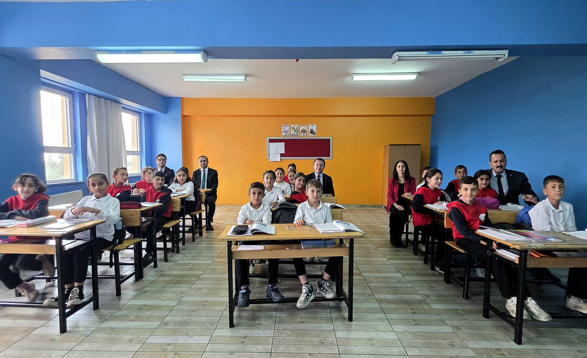 Volkanhulur's tweet photo. 📍Vezirli İlkokulu 

Değerli öğretmen ve öğrencilerimizi ziyaret ettim. 

Değerlerine bağlı , üreten , özgüvenli bir nesil ile daha güzel geleceğe…

#yüksekova https://t.co/wg3bp4xwmQ