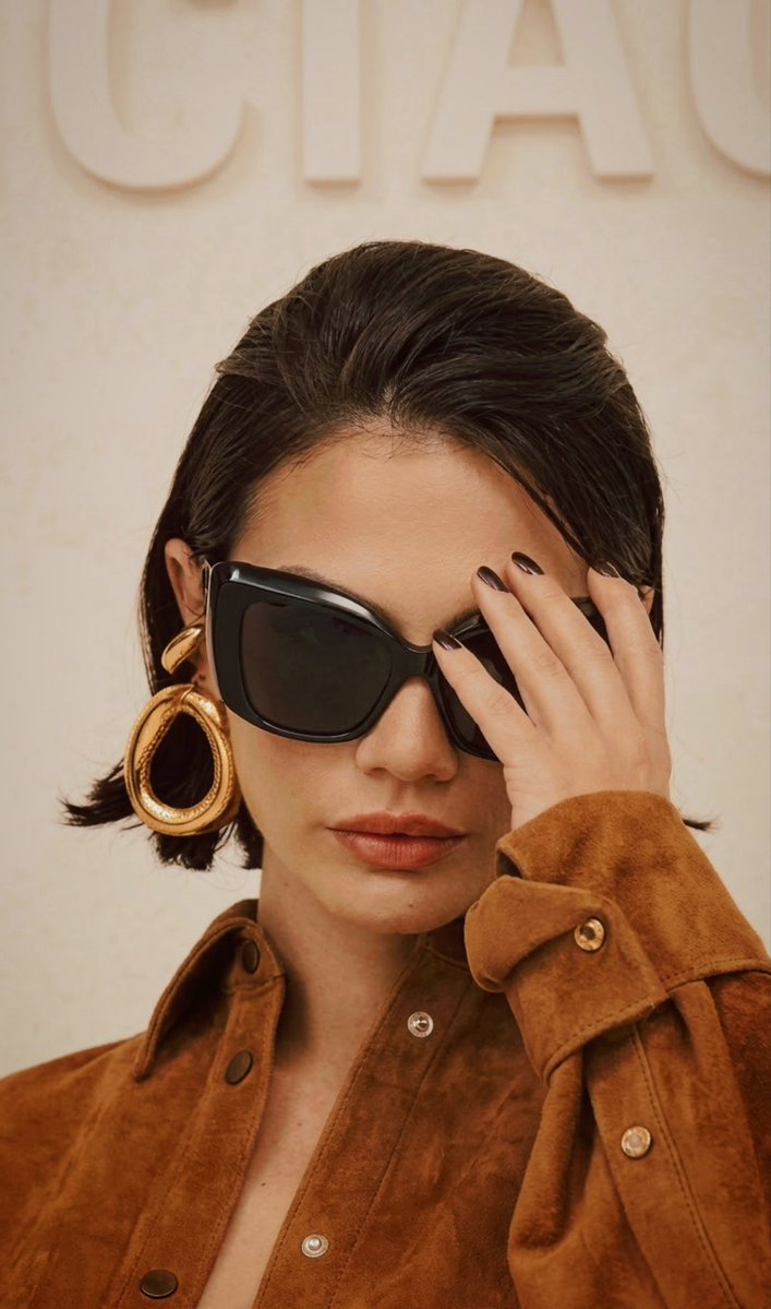 VTricolici5398's tweet photo. DemetÖzdemir x Balenciaga 🤎
#DemetÖzdemir https://t.co/Pi1VKW2SkJ