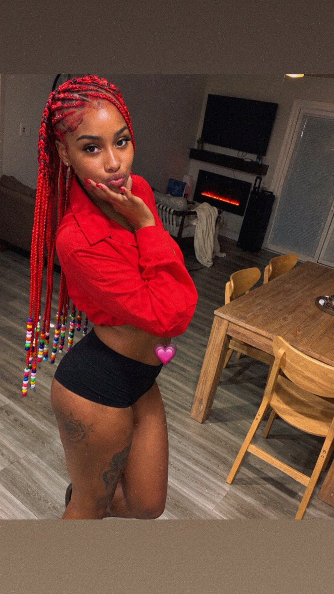 Pinkstarprouxz's tweet photo. Doll face, mafia mindset. 💛🖤” https://t.co/CVXV2L1kS9