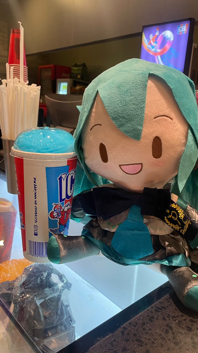 BroLucky39's tweet photo. Mi amigo me regalo esta increible #Mikupeluche 🤩, la verdad me gusto un monton no me lo esperaba y mi hermana que fue complice del regalo le puso perfume 🤯
Estoy agradecido con ambos🫂
Compramos otro boleto en #Cinemex para ver #ResidentEviNocheCero 

#HatsuneMiku #ICEE https://t.co/7ep2KYkwwD