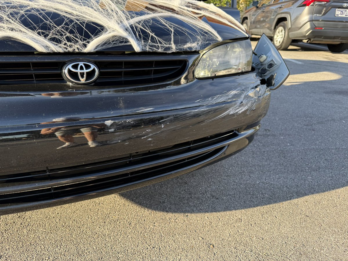 secretinvoice's tweet photo. I’m having a bad bad day. Someone blew a red light last night and I got into a fender bender. And if you know me… my car is my prize possession. 😭 my new job that I started a few days ago was delivery, so now I’m also out of work until I can fix it. 🙄 https://t.co/AHVN6qEquM