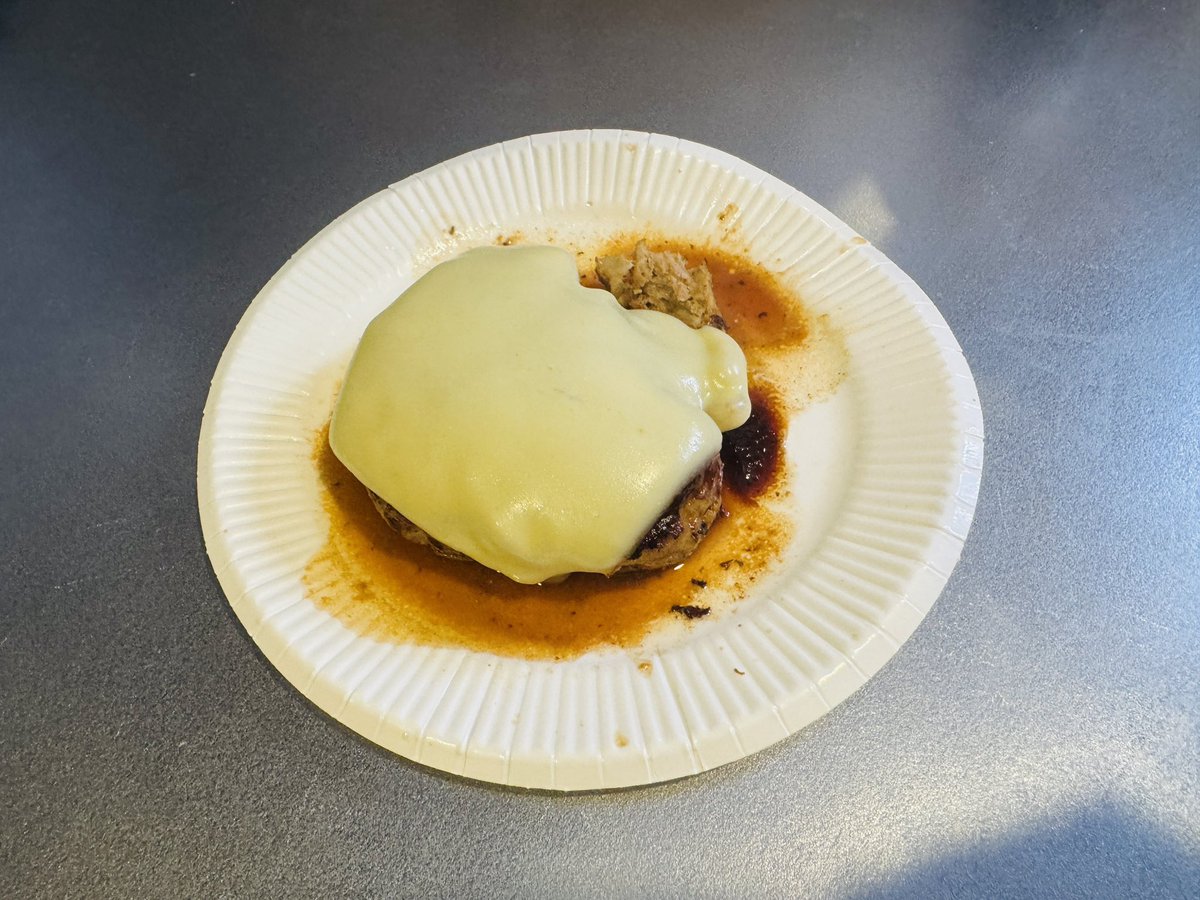 s_cyber_yuya's tweet photo. 【サカグチユウヤの日常ご報告】

料理配信をやってみました✌️

ハンバーグ初めて作った!!

チーズ乗せることにより

だいぶ美味そうに見えた!!笑🧀

次回は誰かと一緒に作ります🤭 https://t.co/utkvw2TCxa