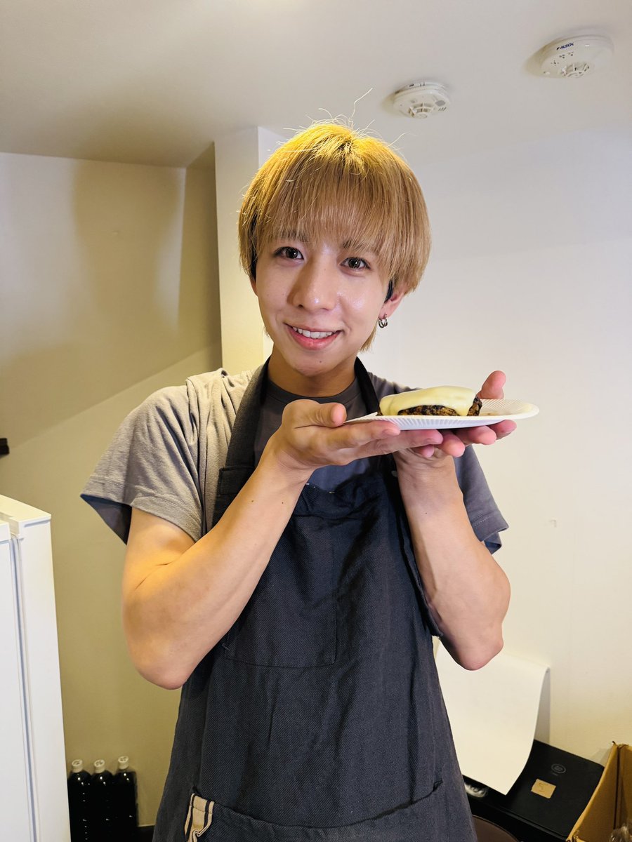s_cyber_yuya's tweet photo. 【サカグチユウヤの日常ご報告】

料理配信をやってみました✌️

ハンバーグ初めて作った!!

チーズ乗せることにより

だいぶ美味そうに見えた!!笑🧀

次回は誰かと一緒に作ります🤭 https://t.co/utkvw2TCxa