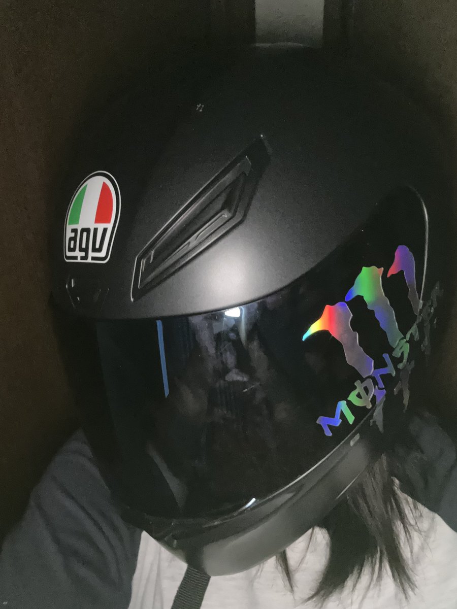 __04lae's tweet photo. 原付のヘルメット買ったのは、いいけど現物見ずTikTokで一目惚れしたフルフェイス買ったらガチガチだった😃
来年普通二輪取るから無駄遣いじゃないよね！！

#バイク友達募集中　#バイク女子 https://t.co/hv6m1C4fBF