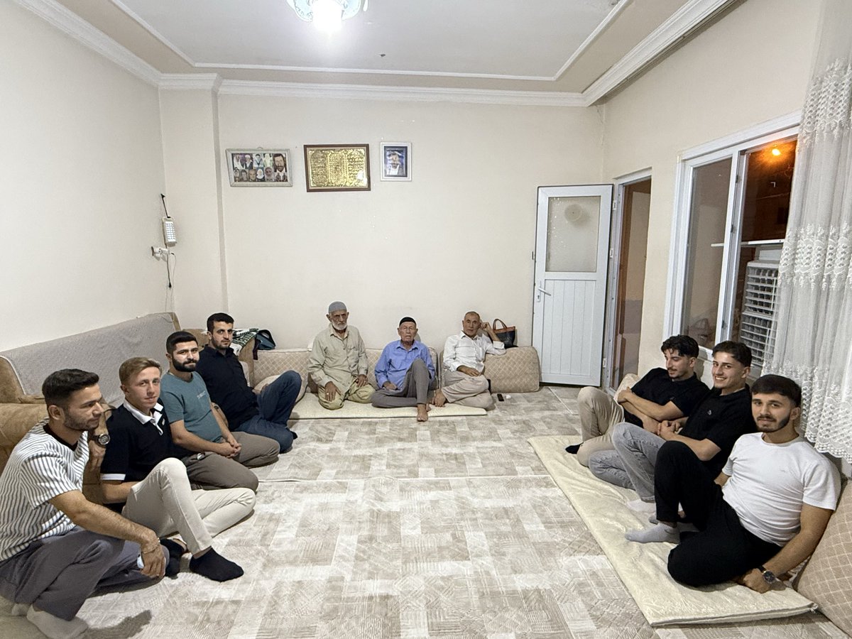 Ktepe_HurGenclk's tweet photo. Hür Gençlik Kızıltepe olarak; 
1 Ekim Dünya Yaşlılar Günü vesilesiyle kıymetli büyüklerimizi ziyaret edip hâl hatırlarını sorduk, hayır dualarını aldık. 

Rabbim tüm büyüklerimize sağlık, huzur ve bereketli ömürler nasip etsin.
#DünyaYaşlılarGünü https://t.co/qO14BcL55f