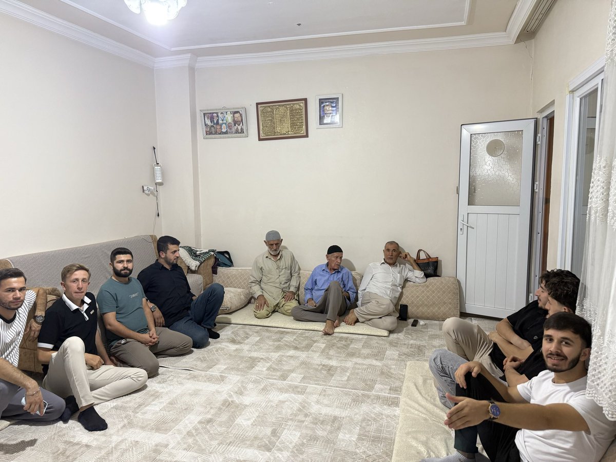 Ktepe_HurGenclk's tweet photo. Hür Gençlik Kızıltepe olarak; 
1 Ekim Dünya Yaşlılar Günü vesilesiyle kıymetli büyüklerimizi ziyaret edip hâl hatırlarını sorduk, hayır dualarını aldık. 

Rabbim tüm büyüklerimize sağlık, huzur ve bereketli ömürler nasip etsin.
#DünyaYaşlılarGünü https://t.co/qO14BcL55f
