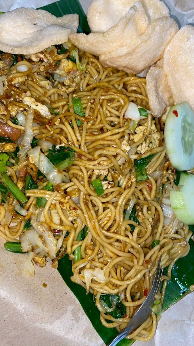 Novit_aa's tweet photo. Kalau tengah malam lapar, yang dicari nasi goreng apa mi goreng? 🤤 https://t.co/axCXhn59eo