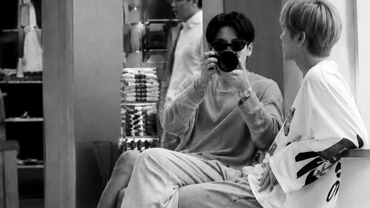 _jeonvie's tweet photo. ; three years ago. 

tiga tahun lalu, aku dan kamu berada dalam kondisi yang berbeda. 

— a kookv short au https://t.co/VTgxDnguEM